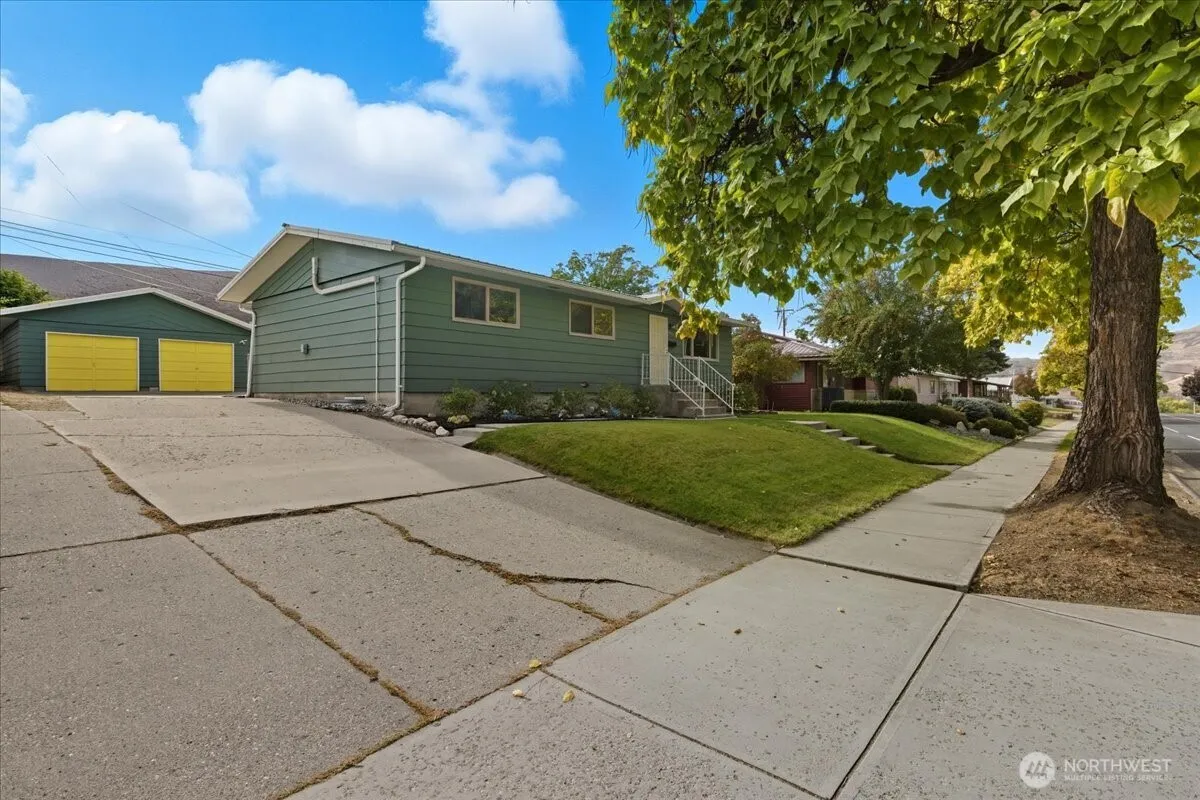 Property photo for 1025 River Drive, Coulee Dam