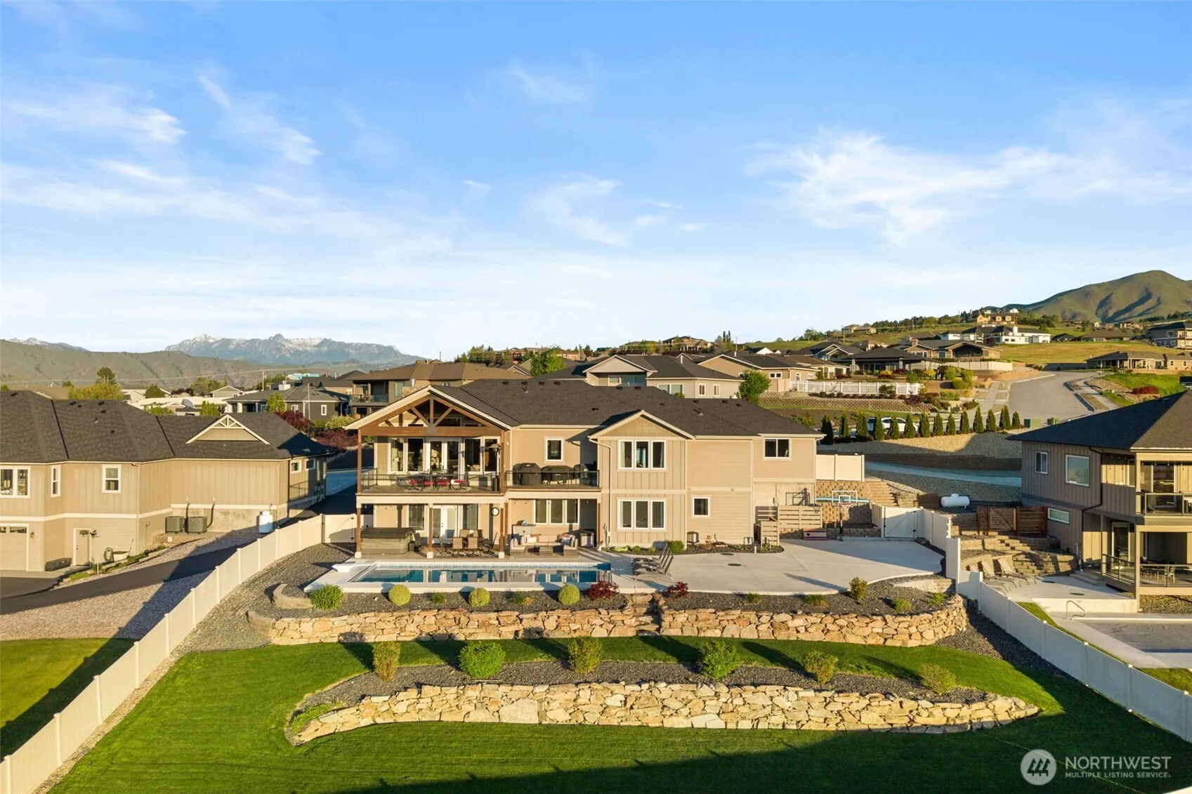 Property photo for 850 Autumn Crest Drive, Wenatchee photo 3