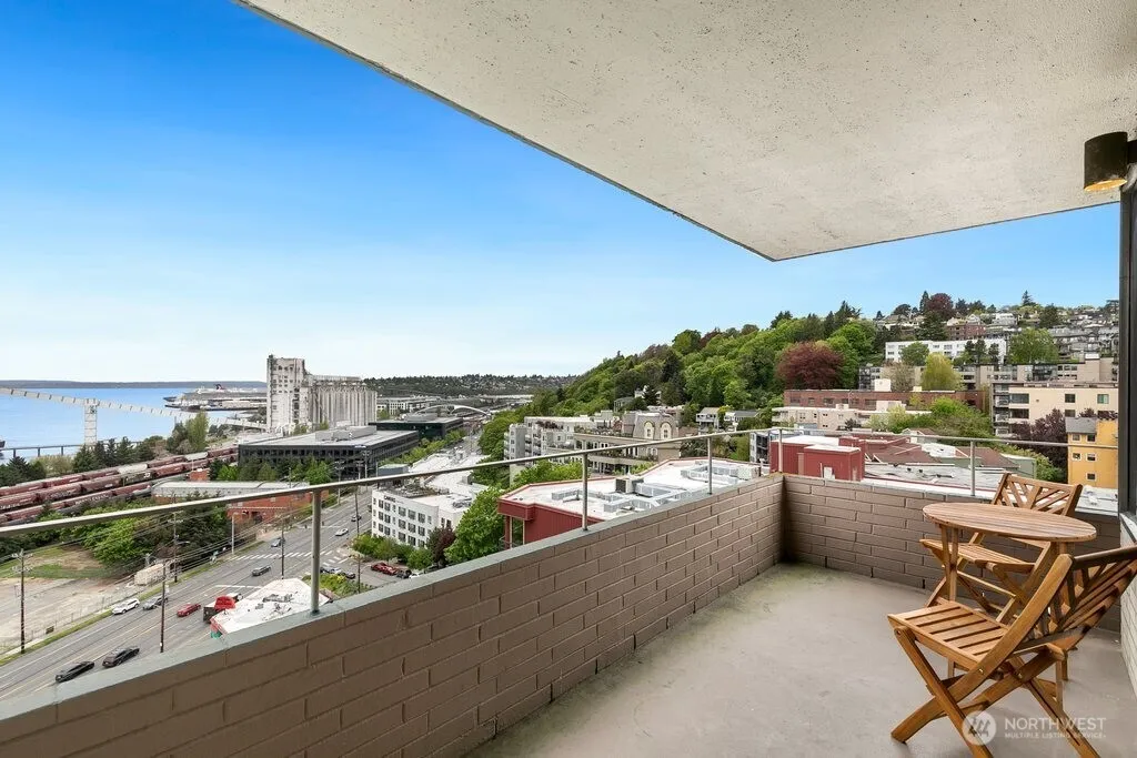 Property photo for 521 5th Avenue W #805, Seattle photo 4