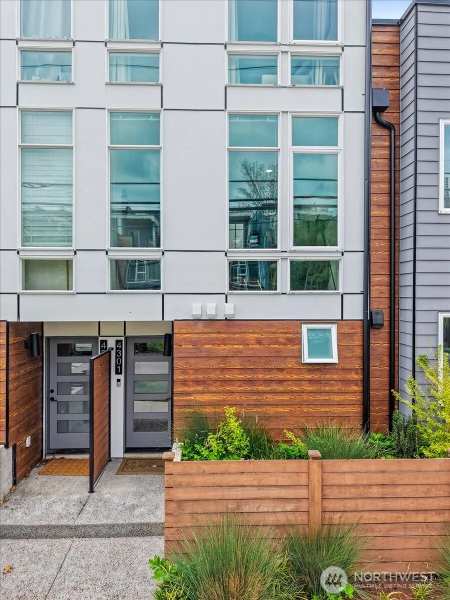 Property photo for 4301 26th Avenue Sw, Seattle photo 2