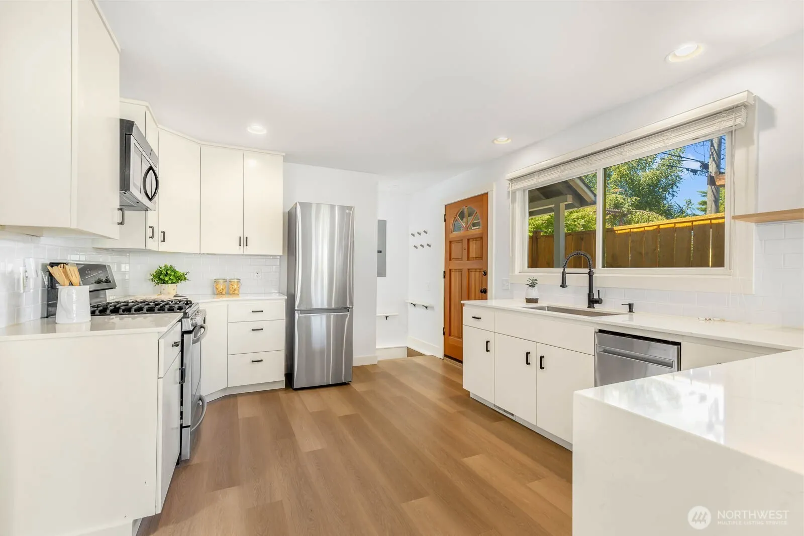Property photo for 2423 3rd Avenue W, Seattle photo 4