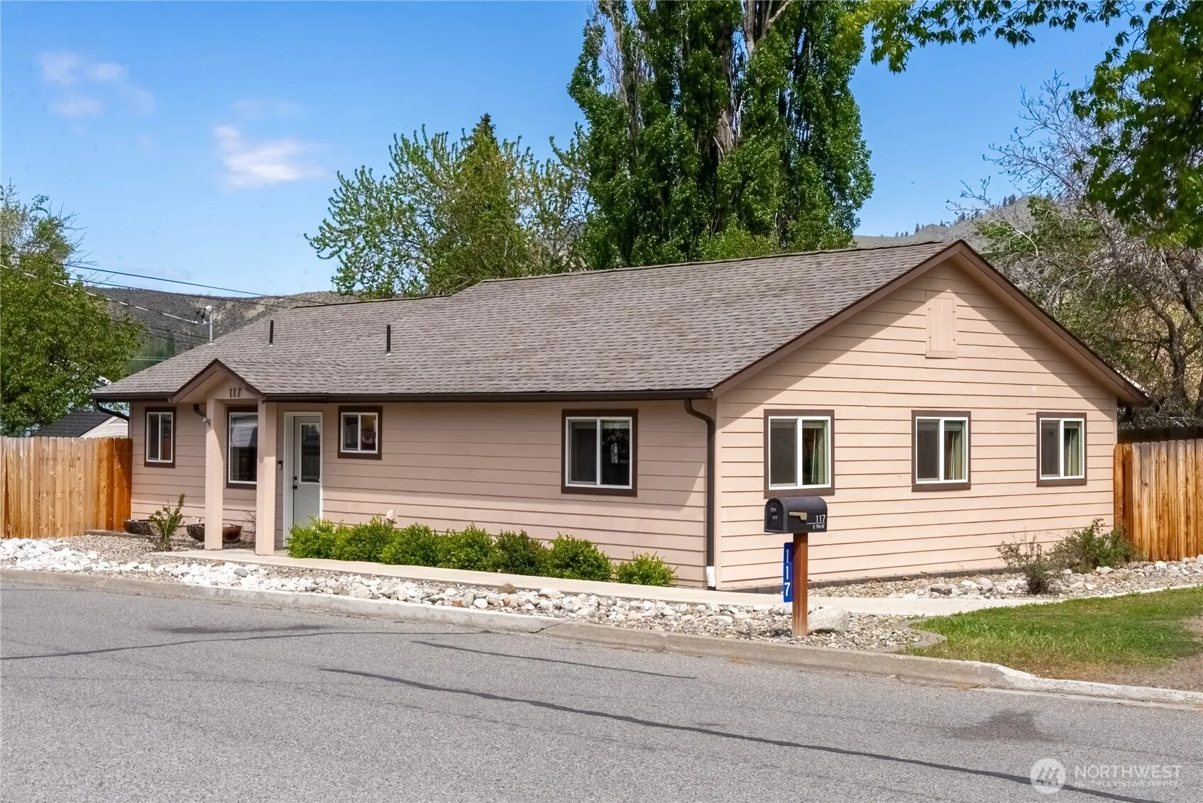 Property photo for 117 E 7th Street, Tonasket photo 2