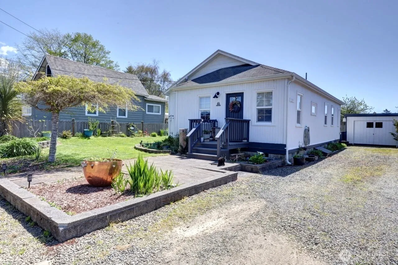 Property photo for 319 10th St Ne, Long Beach