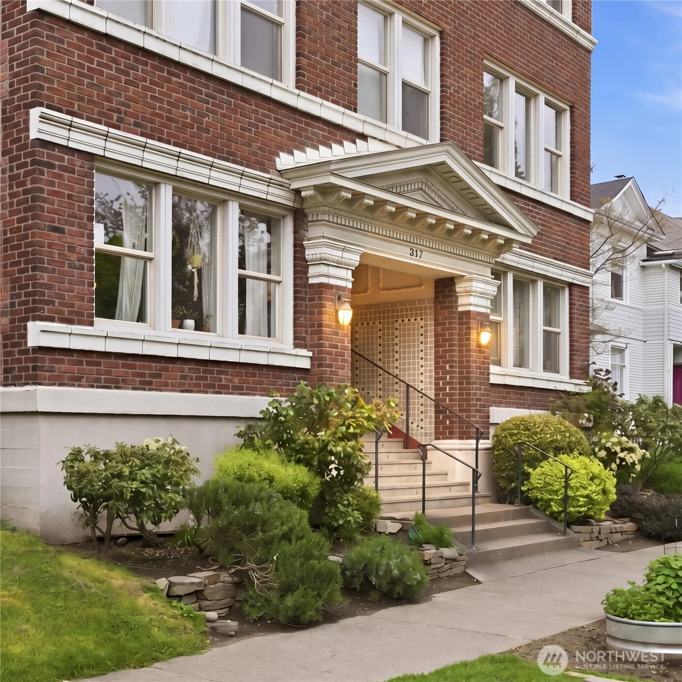 Property photo for 317 18th Avenue E, Seattle photo 2
