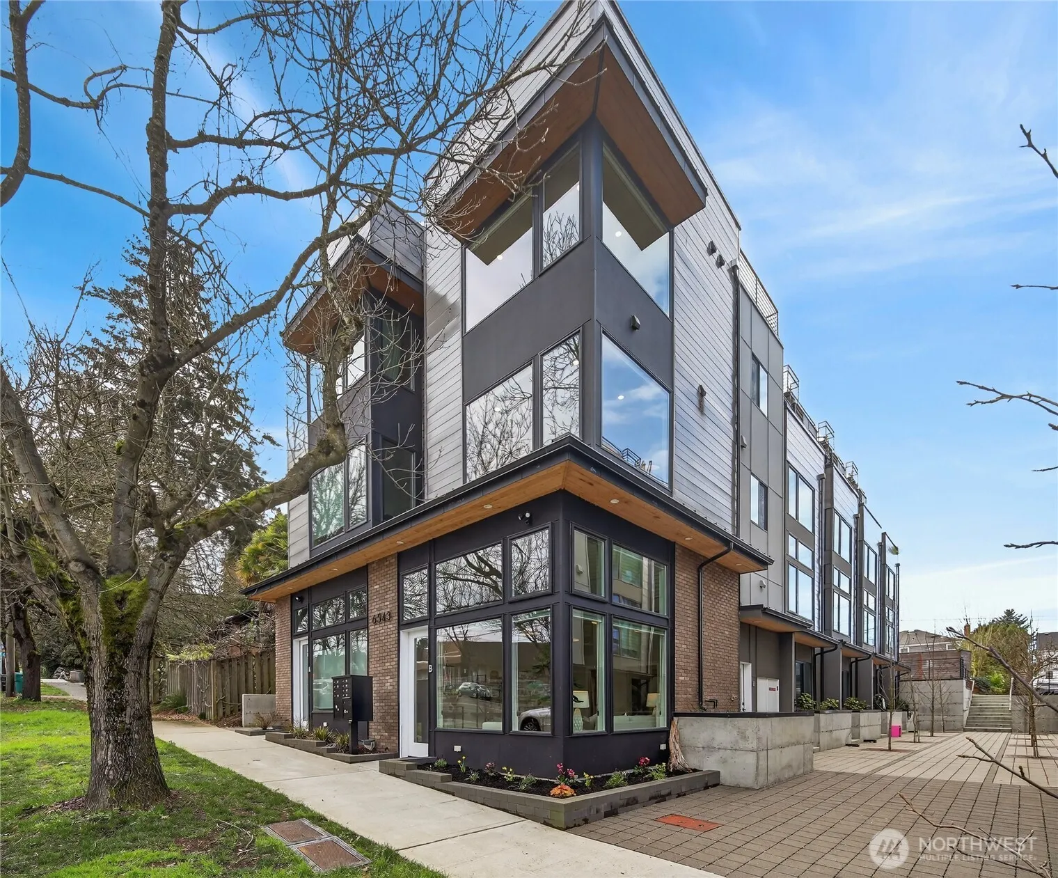 Property photo for 6543 35th Avenue Sw #b, Seattle photo 2