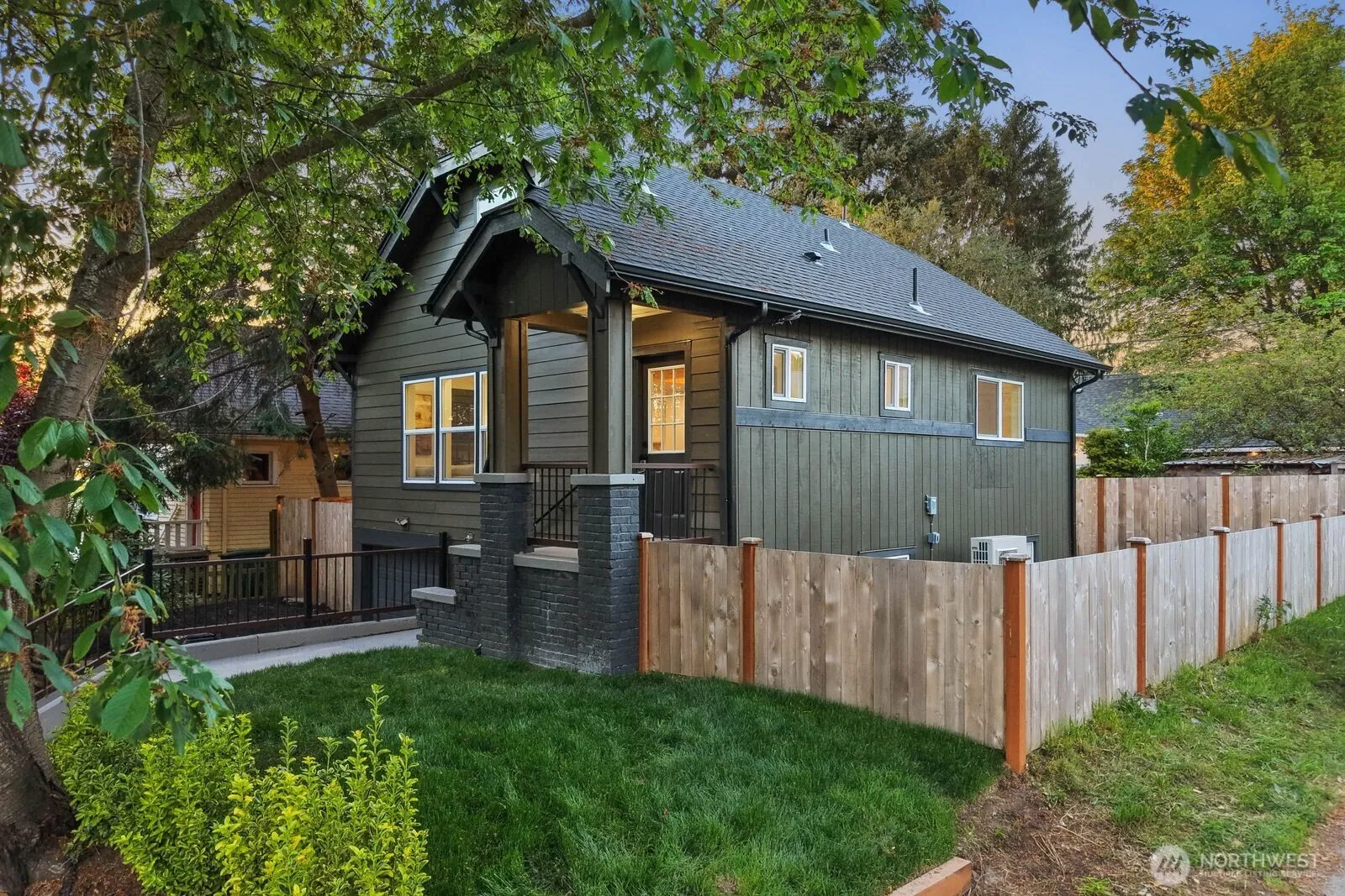 Property photo for 512 Nw 44th Street, Seattle photo 3