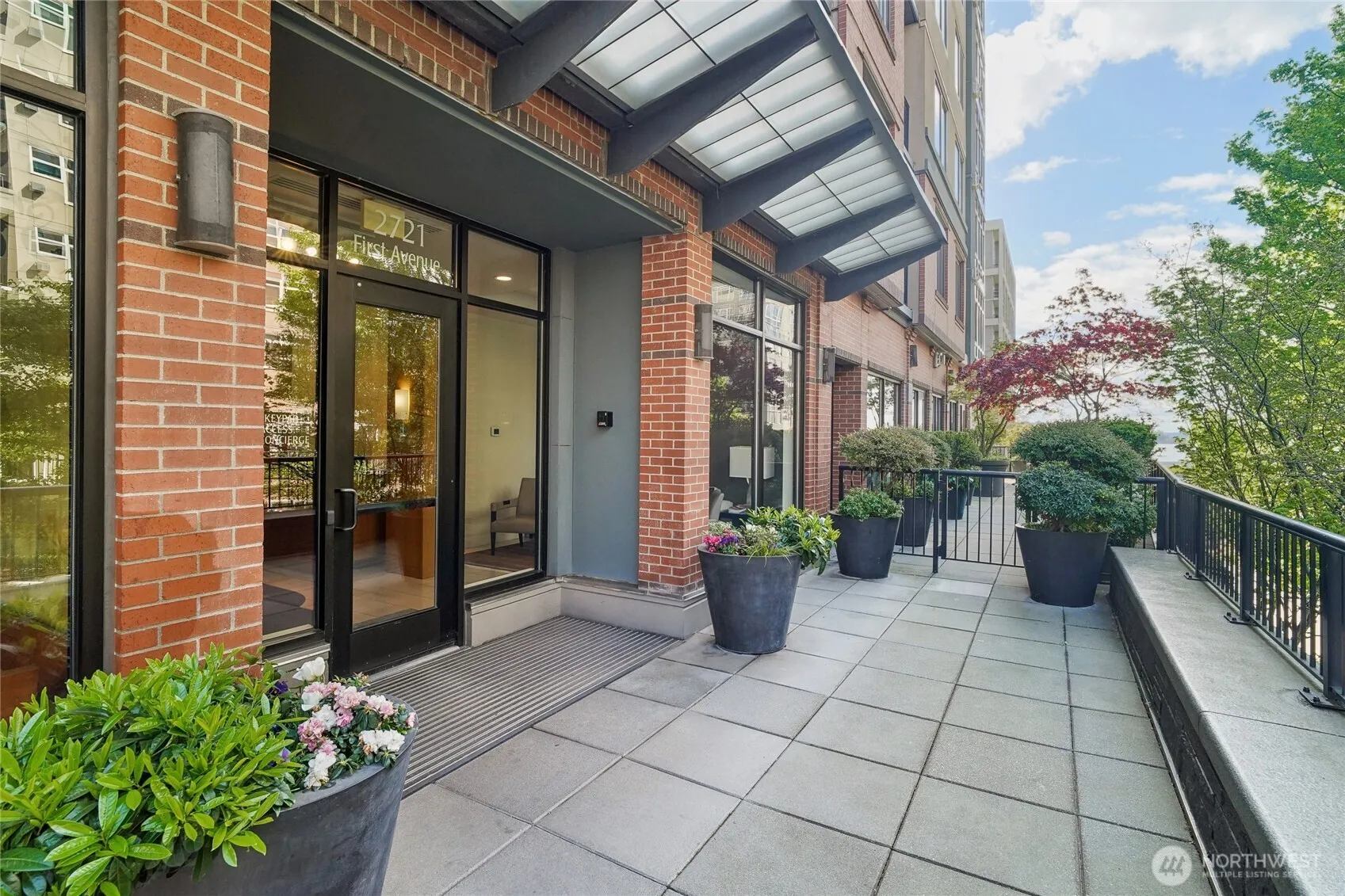Property photo for 2721 1st Avenue #906, Seattle photo 4