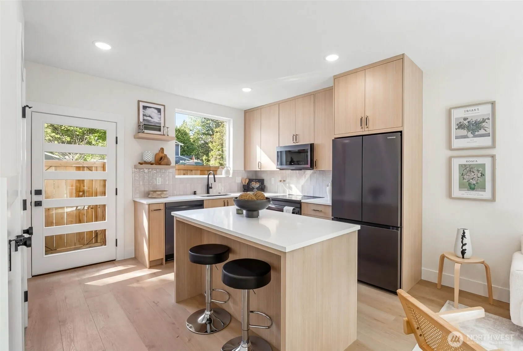 Property photo for 11013 Goodwin Way Ne, Seattle photo 4