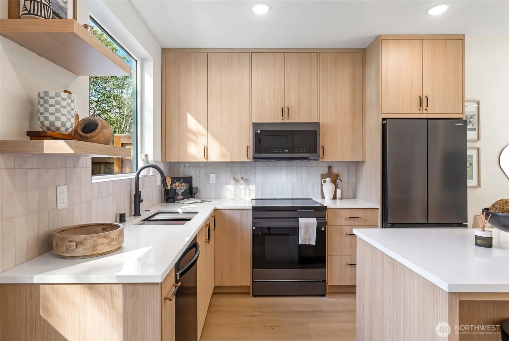Property photo for 11013 Goodwin Way Ne, Seattle photo 3