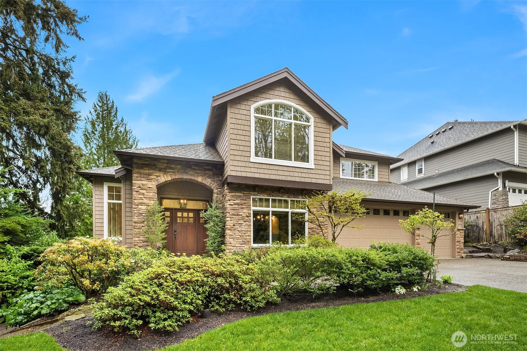 Property photo for 816 100th Avenue Se, Bellevue, WA 98004