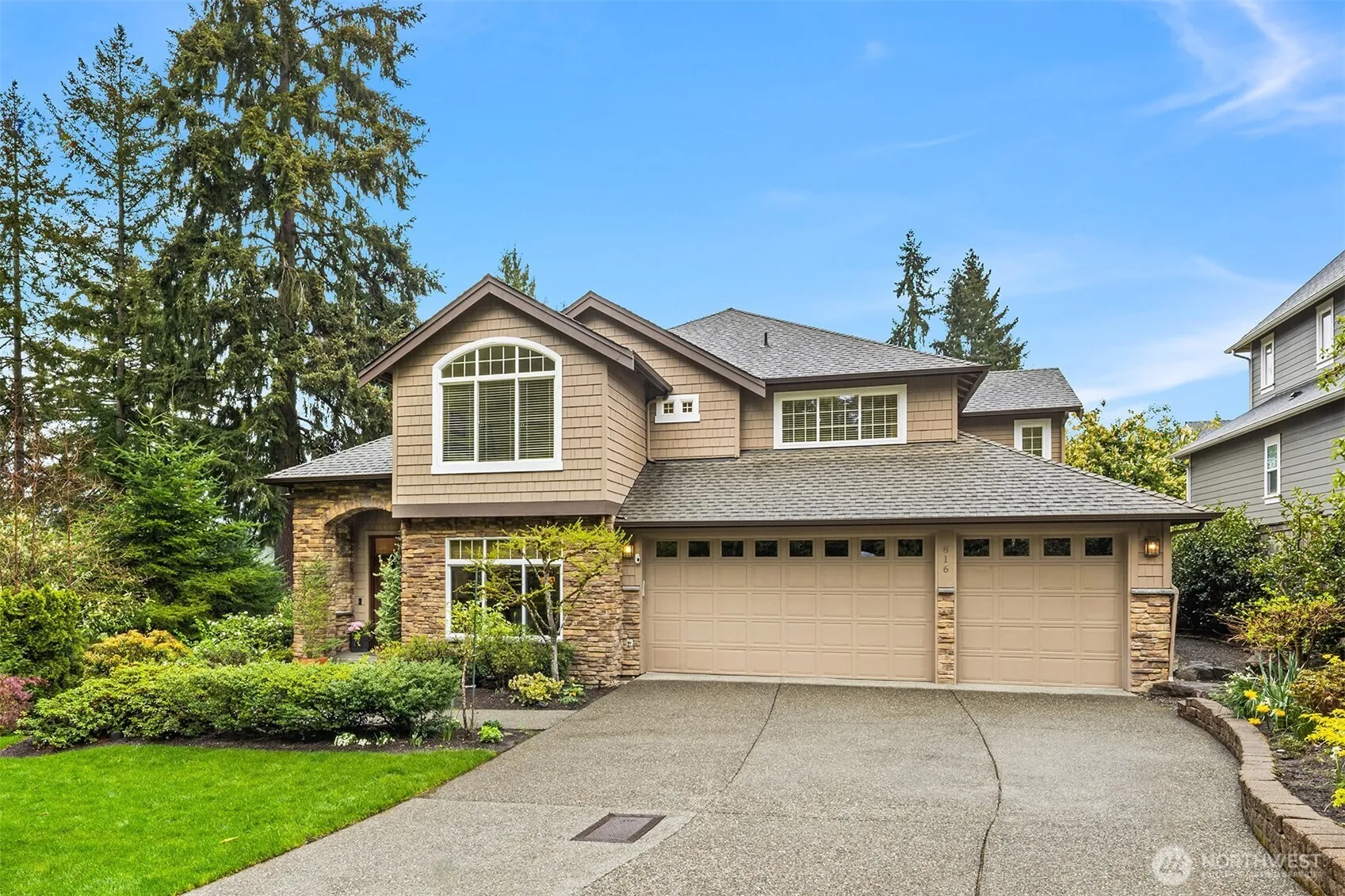 Property photo for 816 100th Avenue Se, Bellevue photo 2
