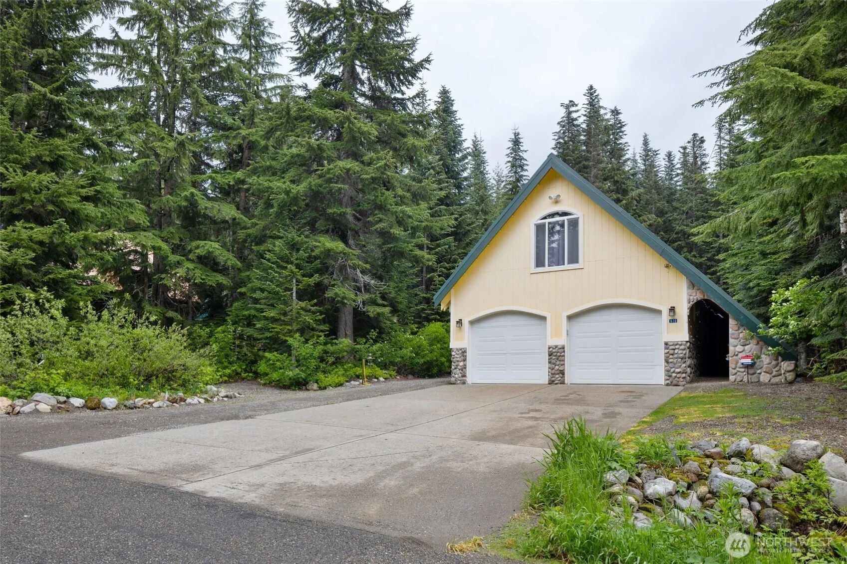Property photo for 670 Yellowstone, Snoqualmie Pass photo 2
