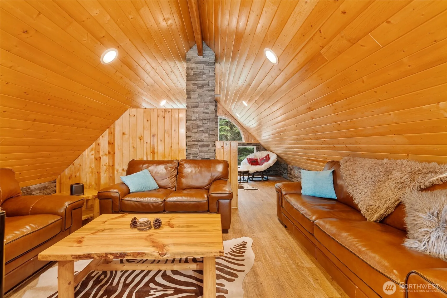 Property photo for 670 Yellowstone, Snoqualmie Pass photo 4