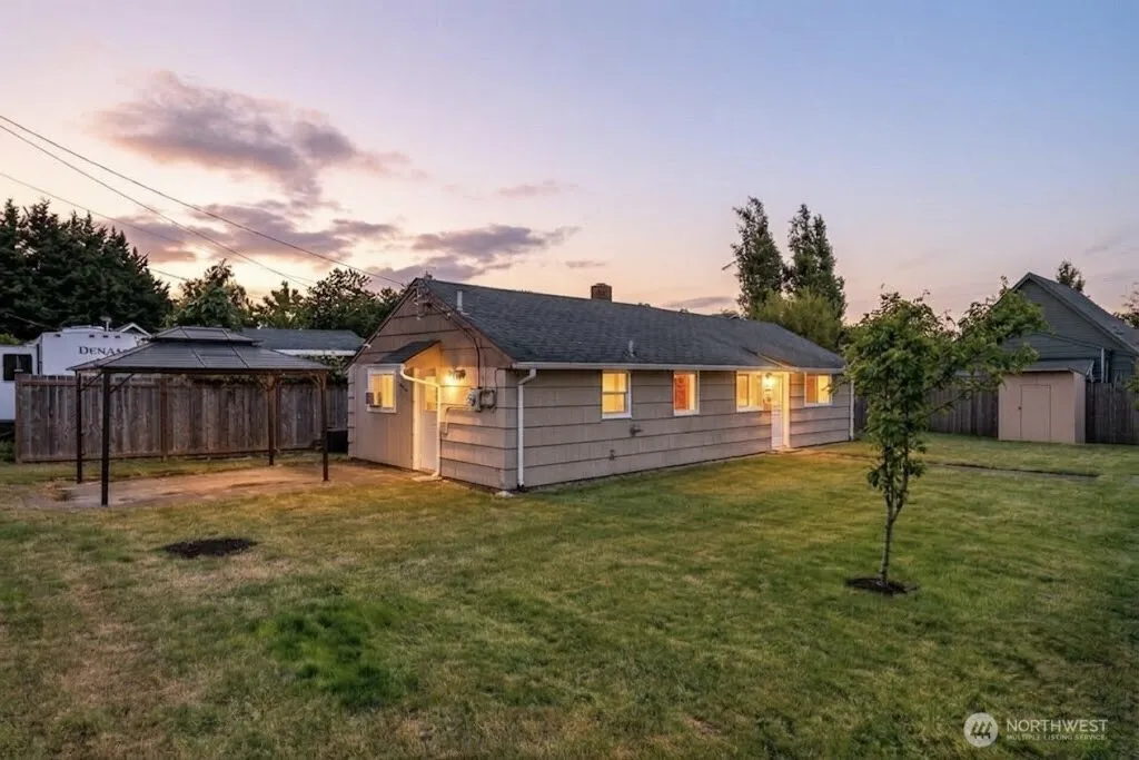 Property photo for 805 1/2 4th Avenue Sw, Puyallup