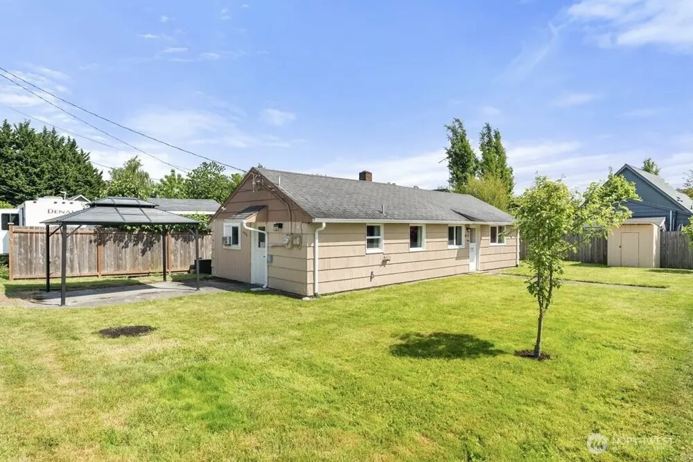 Property photo for 805 1/2 4th Avenue Sw, Puyallup