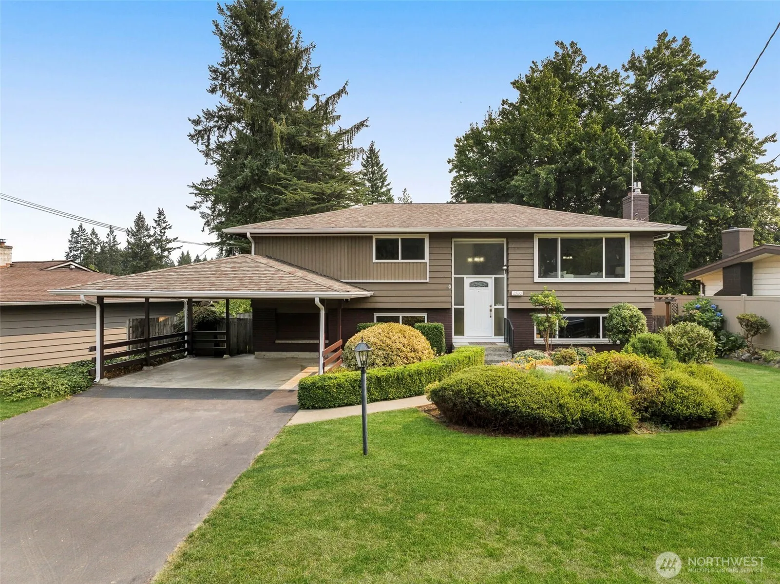 Property photo for 2520 166th Avenue Ne, Bellevue photo 2