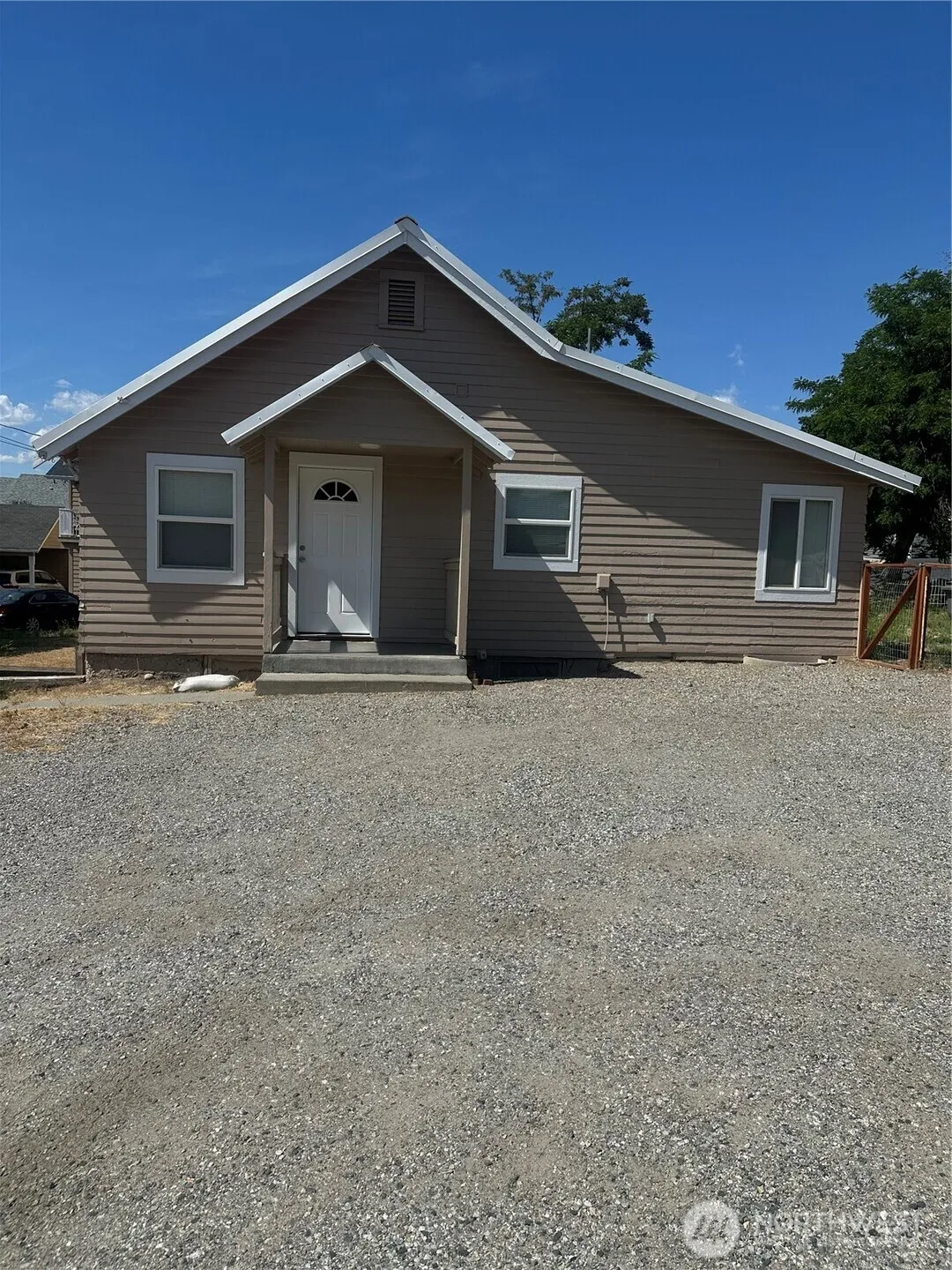 Property photo for 1007 N Baker Ave, East Wenatchee
