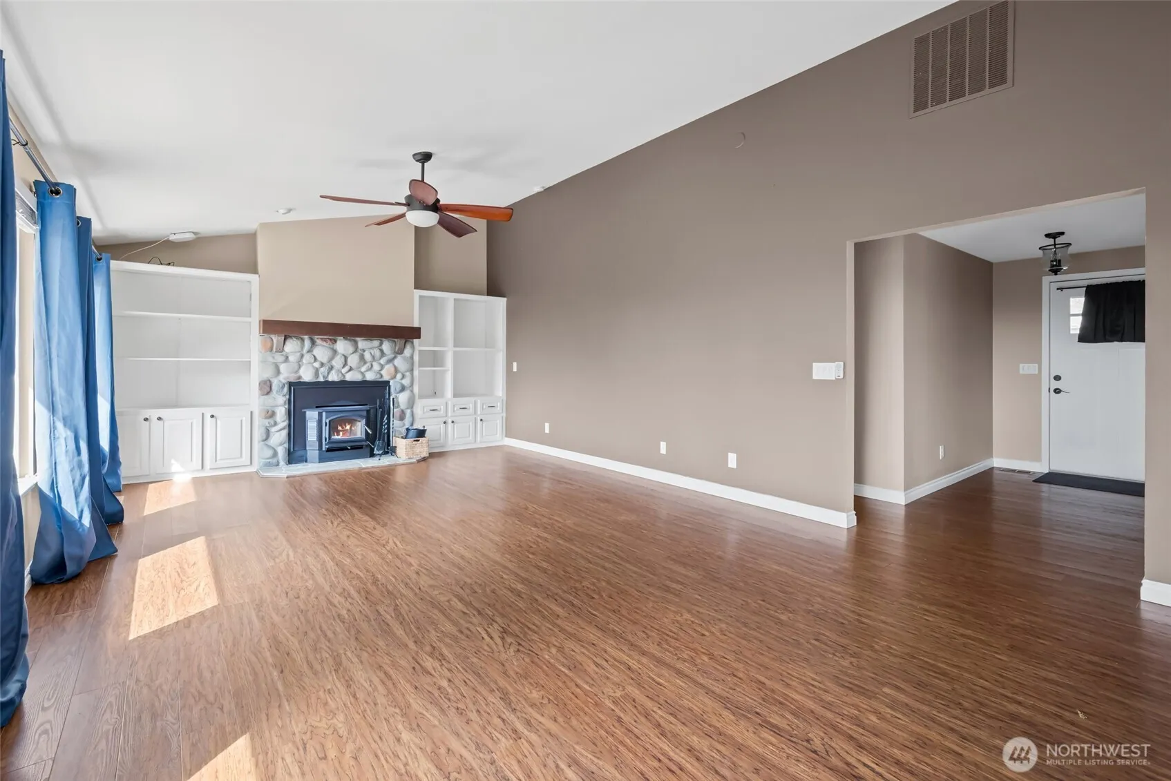 Property photo for 1433 Martha Way, Oak Harbor photo 4