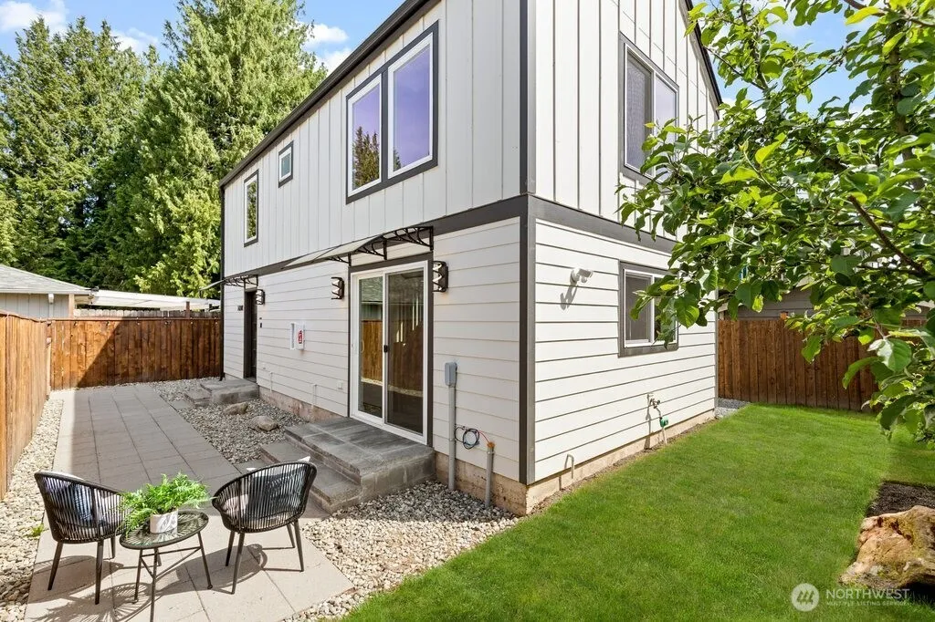 Property photo for 14338 Ashworth Avenue N #b, Seattle photo 2