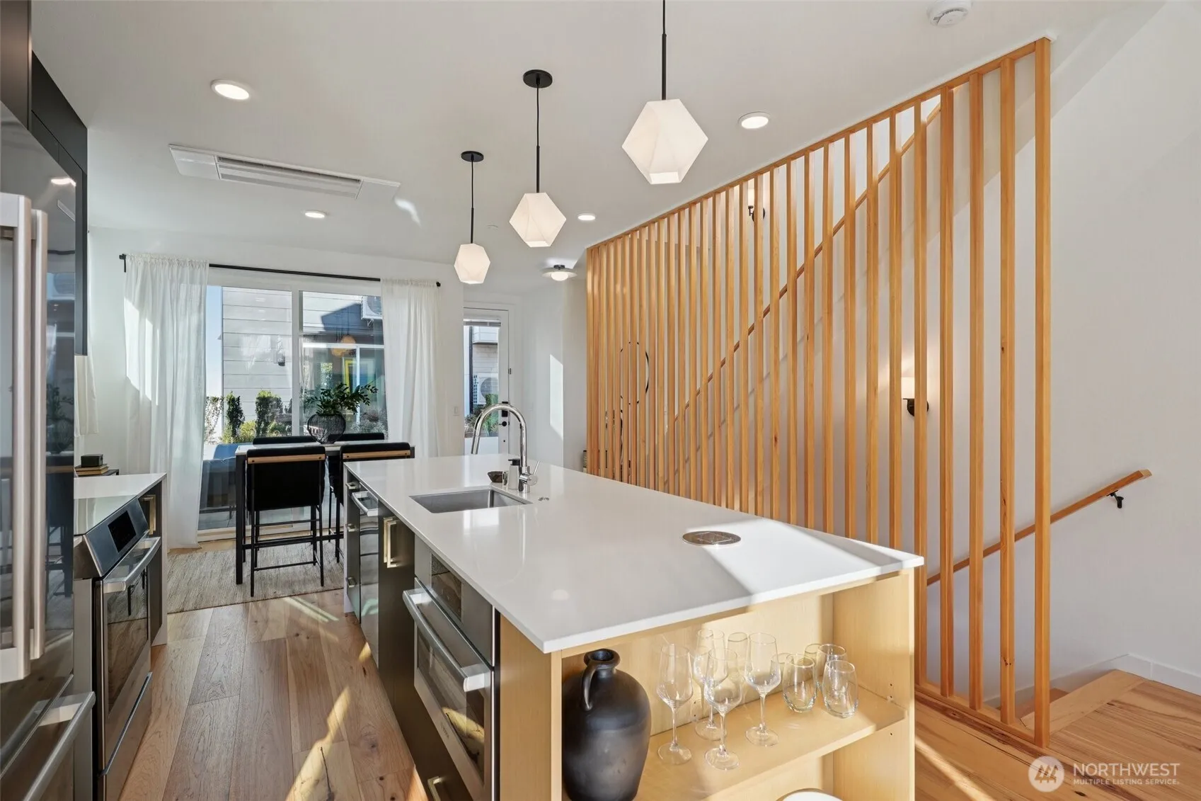 Property photo for 515 Howe #a, Seattle photo 4