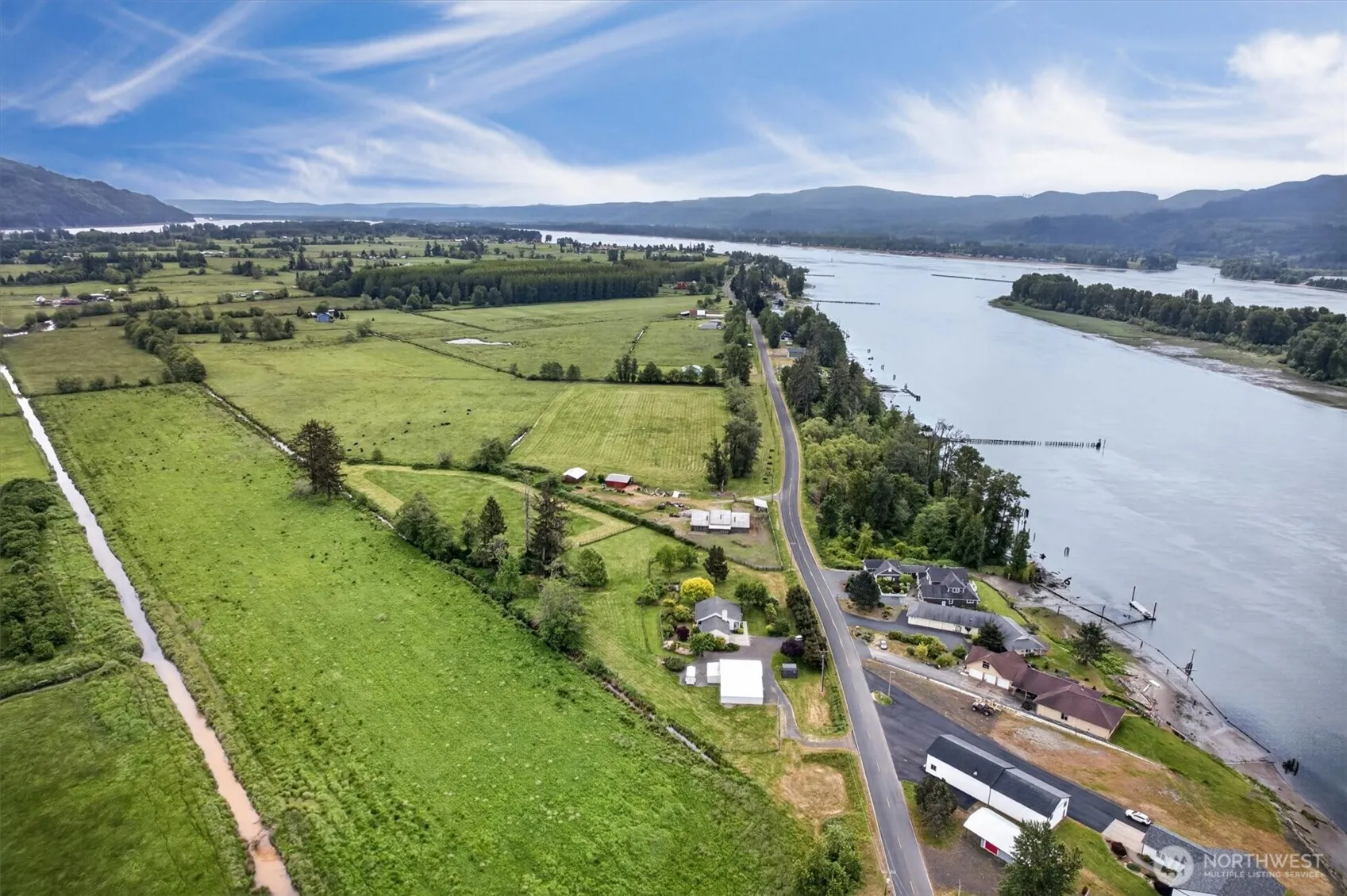 Property photo for 218 W Sunny Sands Road, Cathlamet photo 3