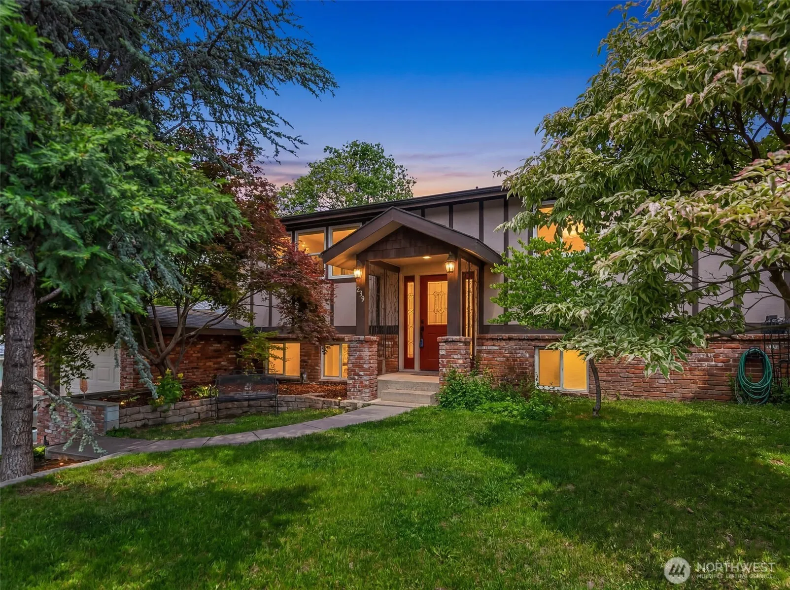 Property photo for 239 6th Street Ne, East Wenatchee