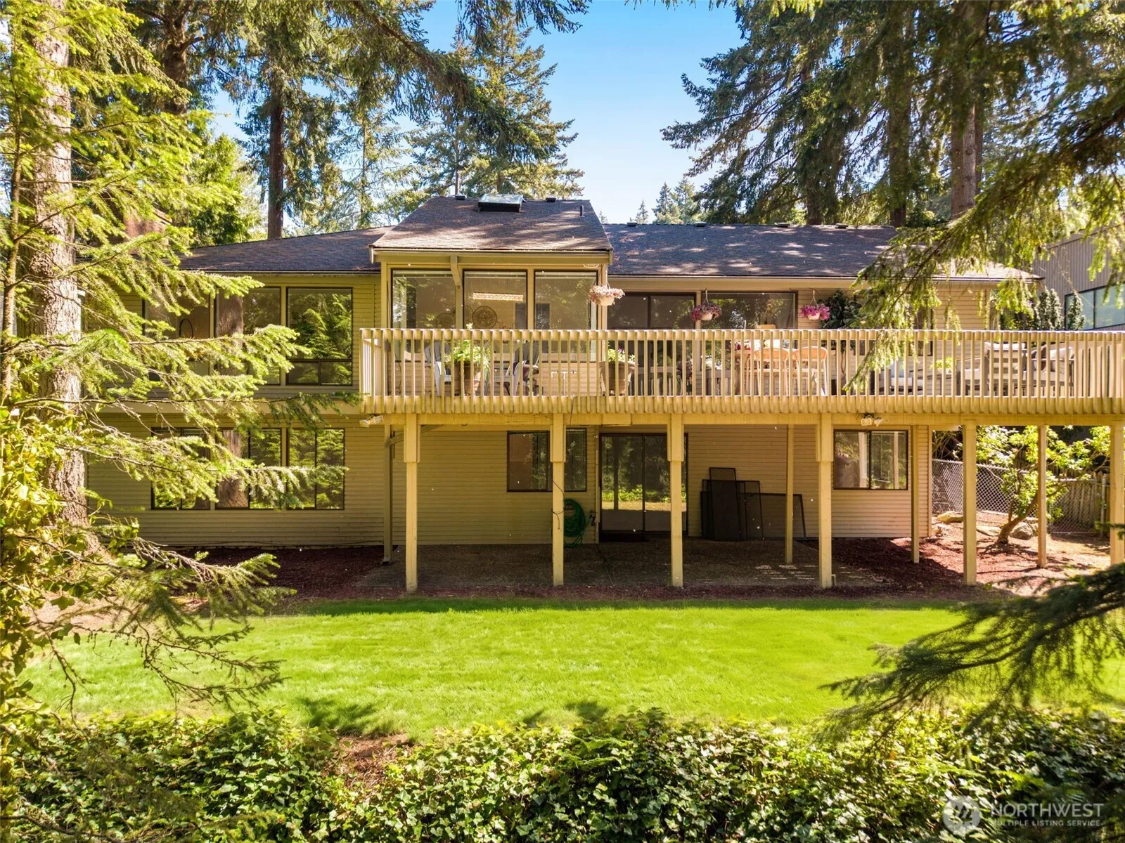 Property photo for 5221 Somerset Drive Se, Bellevue photo 2