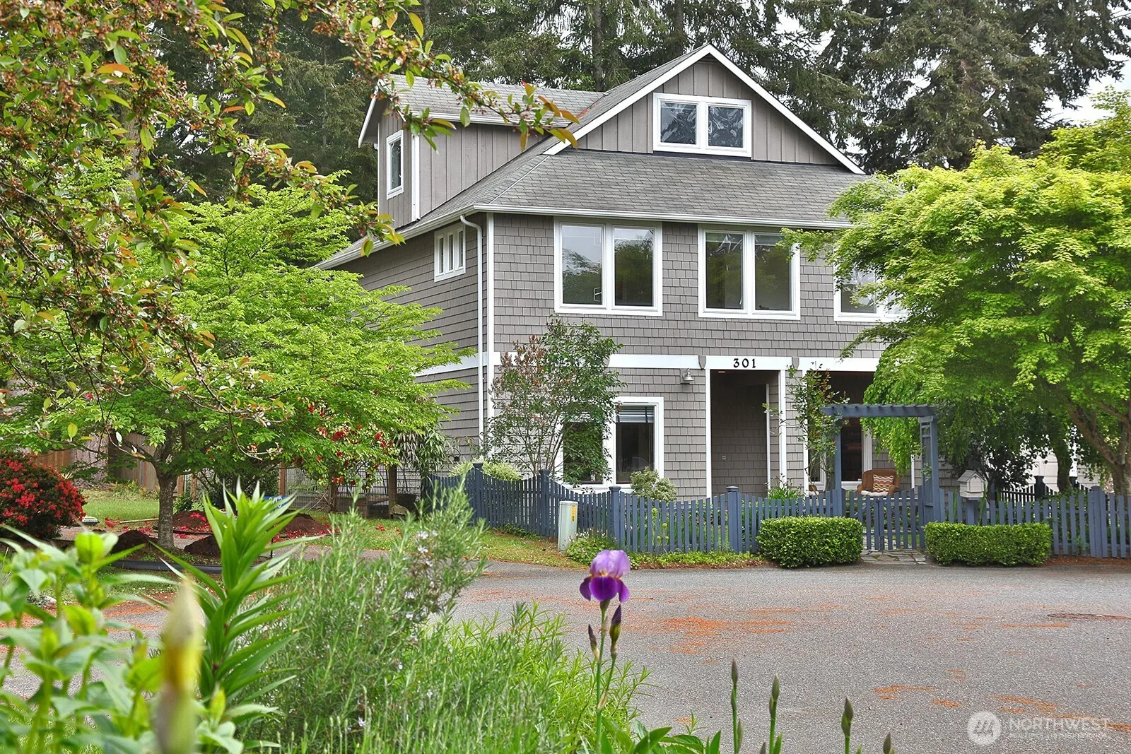 Property photo for 301 Noblecliff Place, Langley