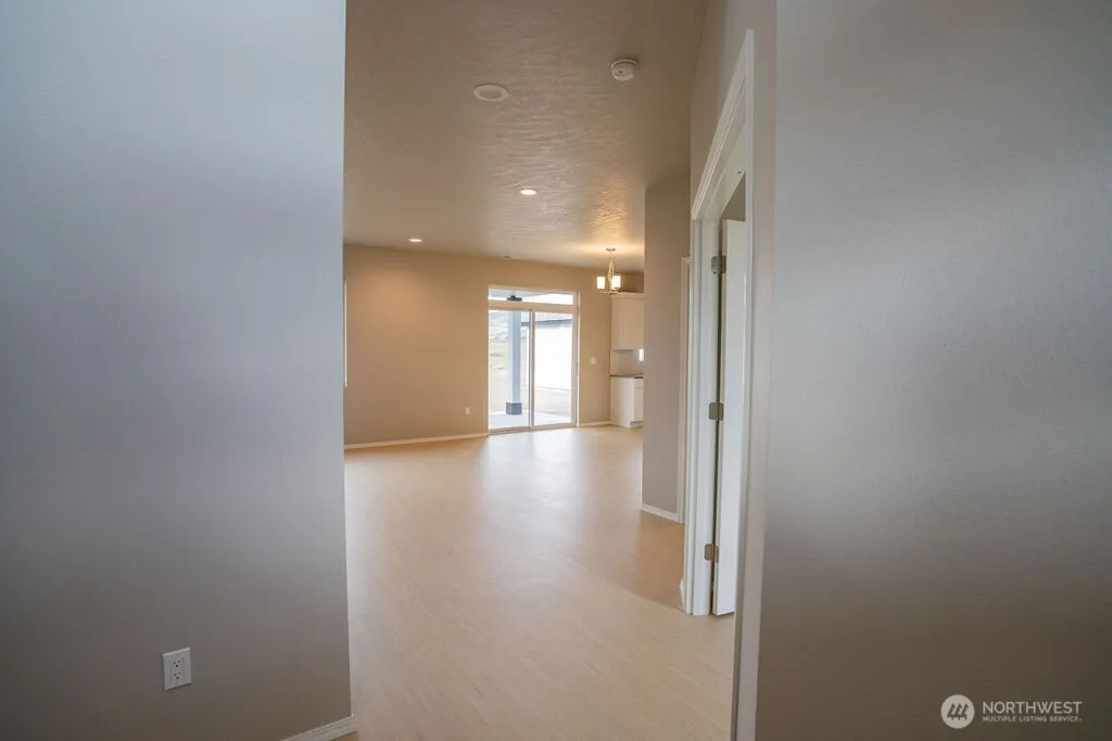 Property photo for 592 Karen Avenue, Royal City photo 2