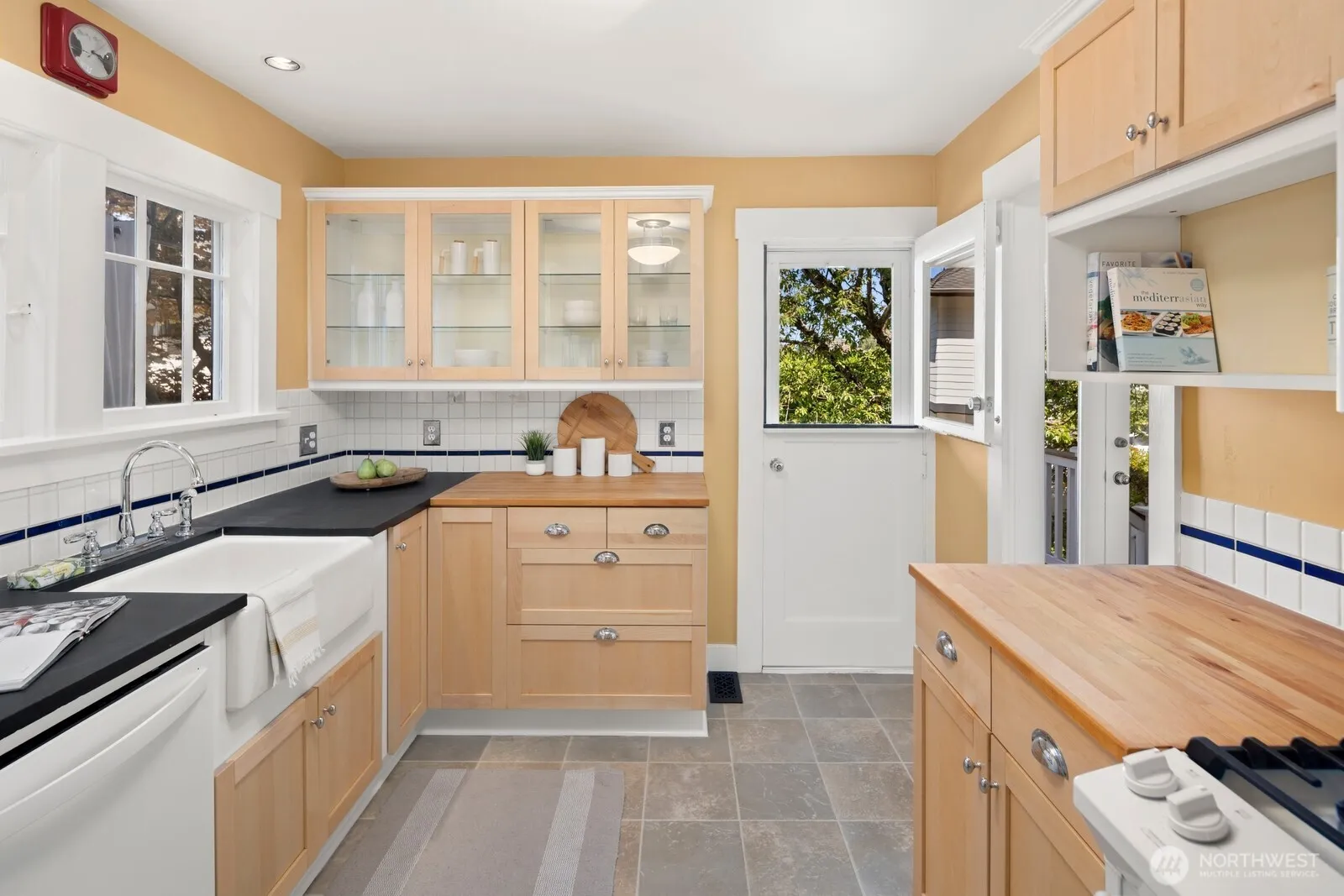 Property photo for 2580 5th Avenue W, Seattle photo 5