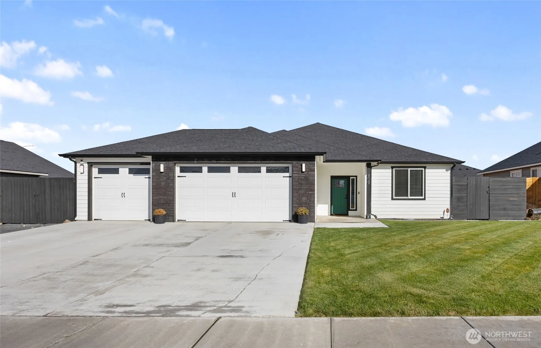 Property photo for 909 Ne 5th Avenue, Ephrata