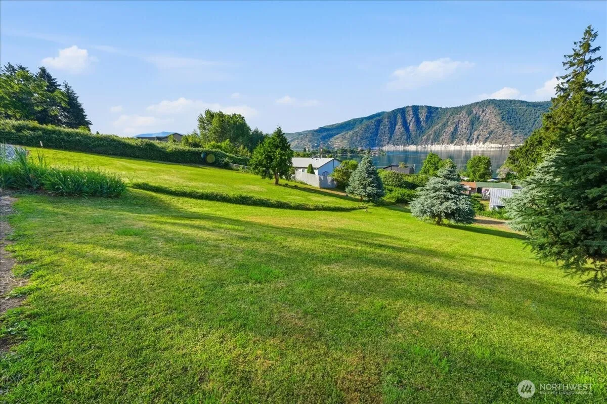 Property photo for 241 Lakeshore Drive, Manson photo 2