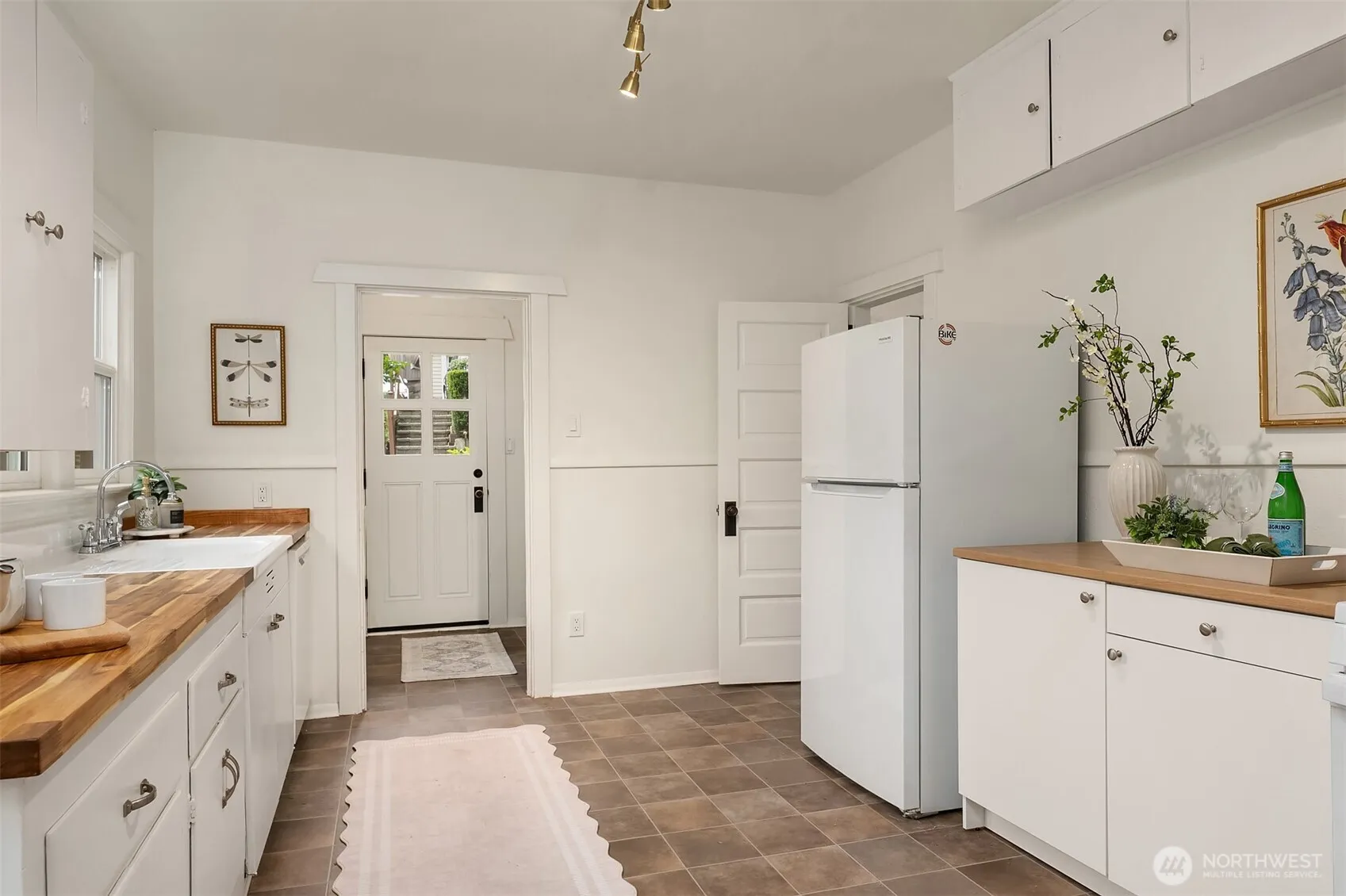 Property photo for 664 32nd Avenue E, Seattle photo 5