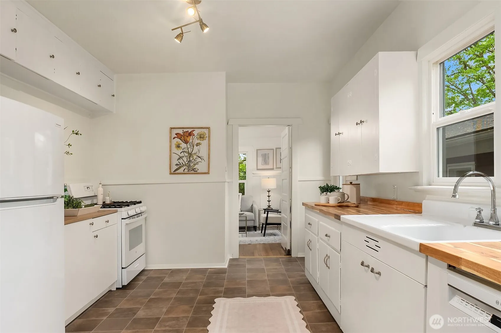 Property photo for 664 32nd Avenue E, Seattle photo 4