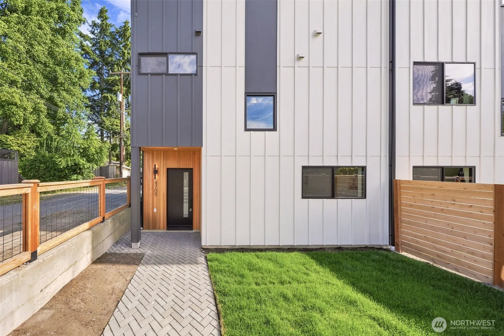 Property photo for 4709 Sw Hinds Street, Seattle photo 2