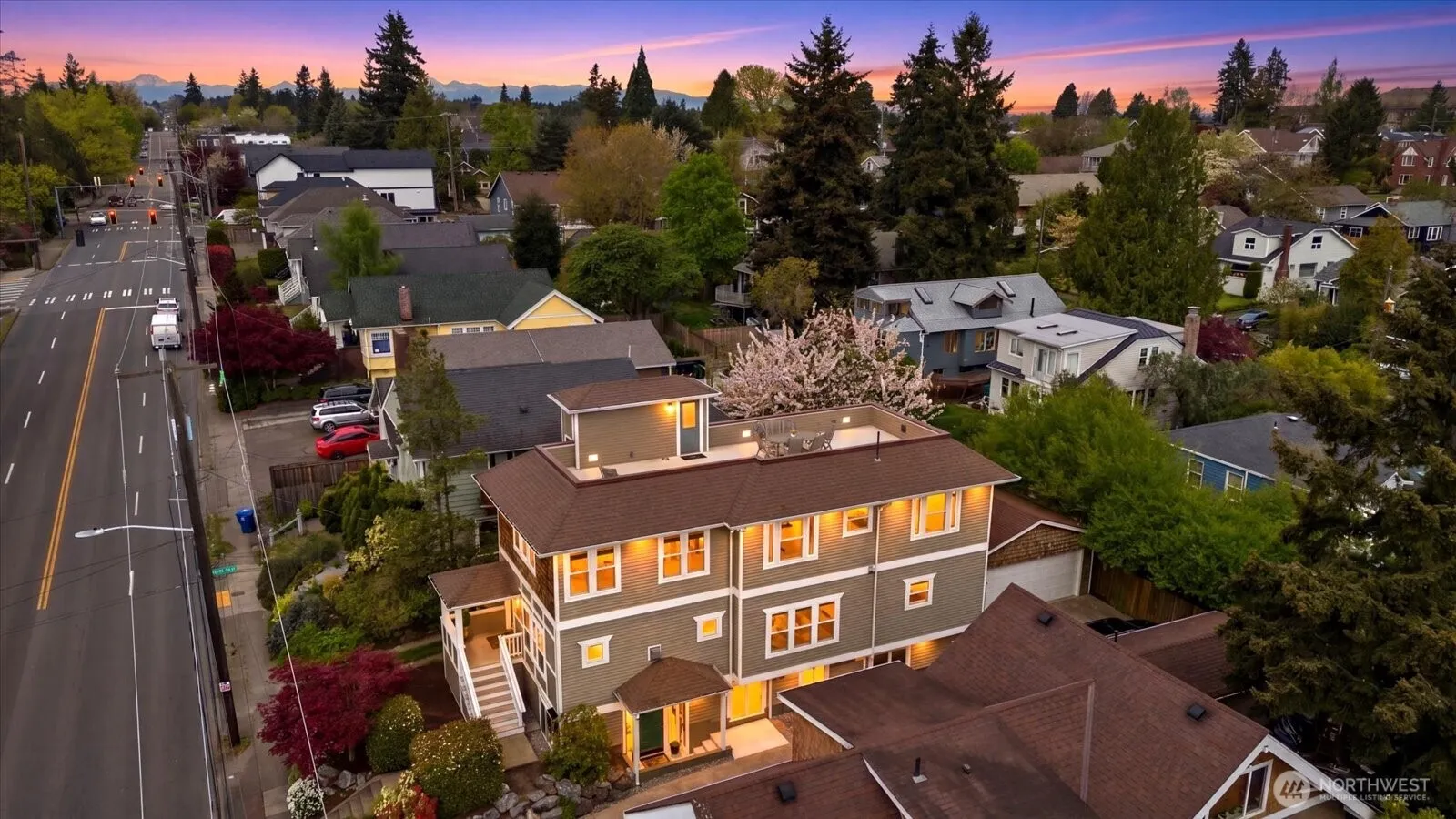 Property photo for 400 Ne 50th Street, Seattle photo 2