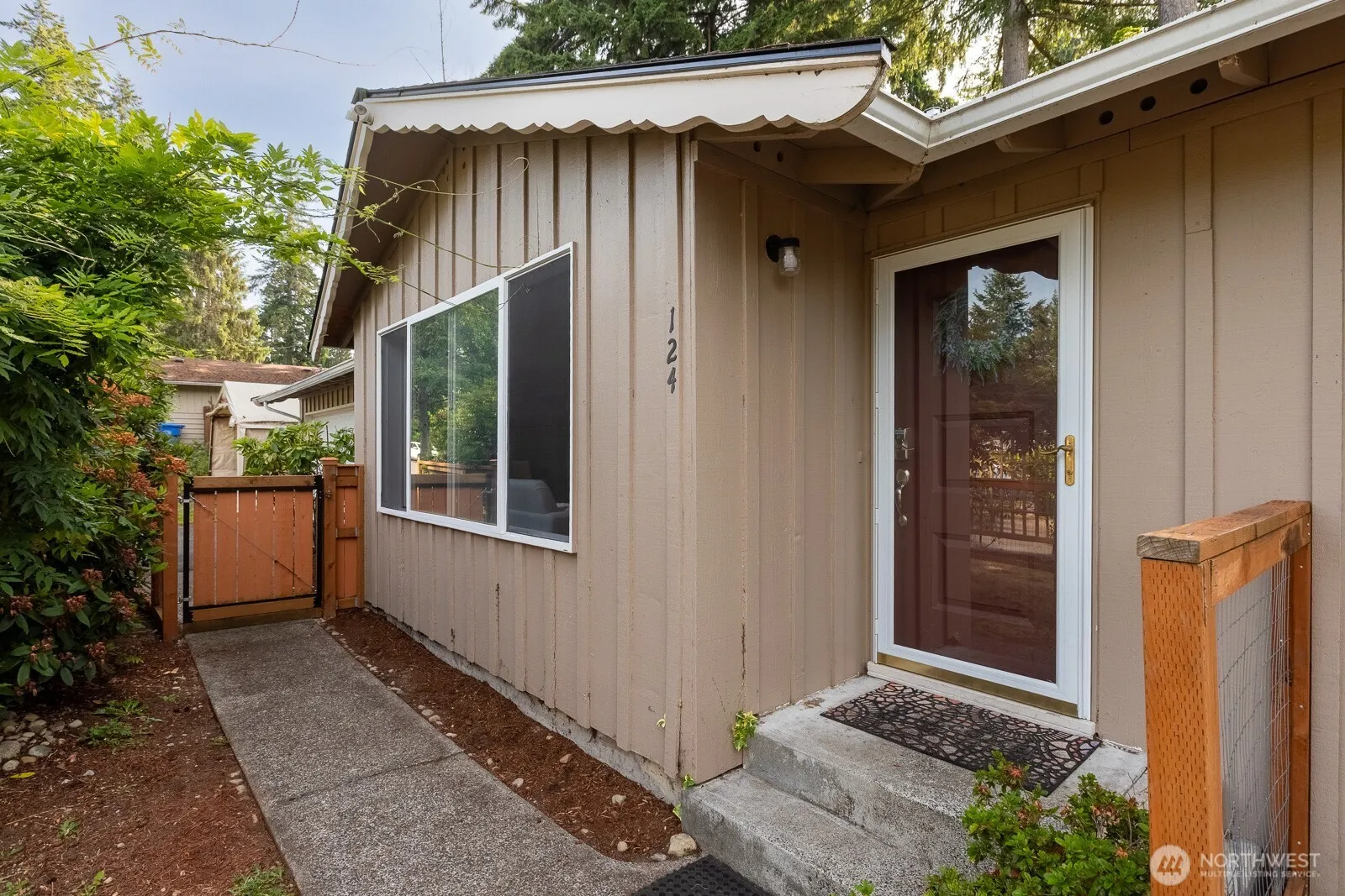 Property photo for 124 Crestwood Drive Sw, Lakewood photo 2