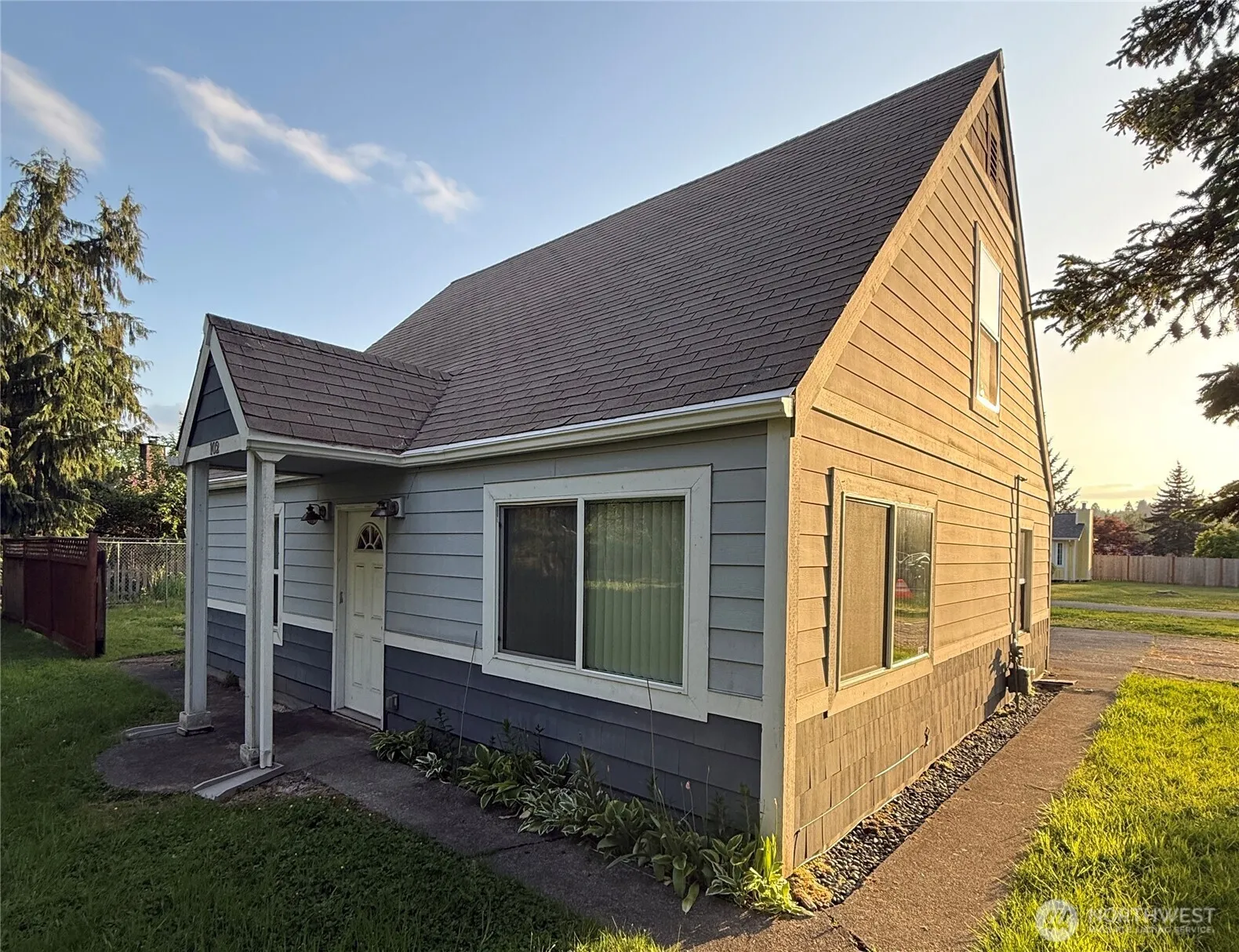 Property photo for 102 Hawthorne Avenue E, Pacific
