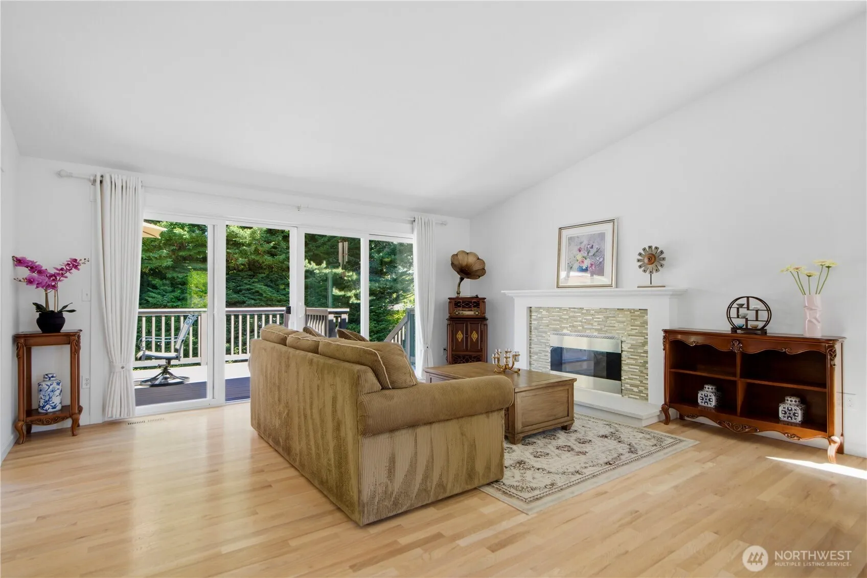 Property photo for 10606 Ne 19th Place, Bellevue photo 4