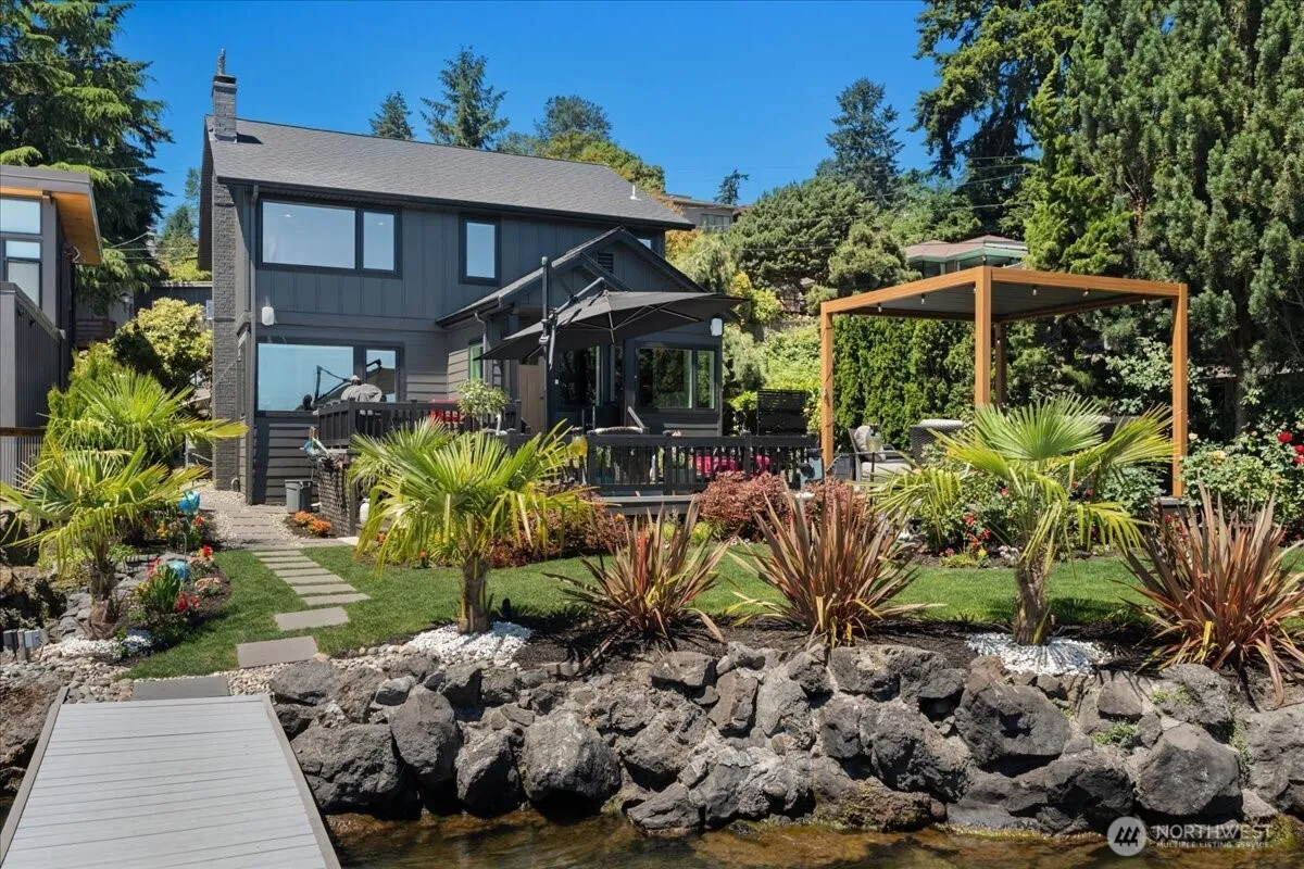 Property photo for 15038 Beach Drive Ne, Lake Forest Park
