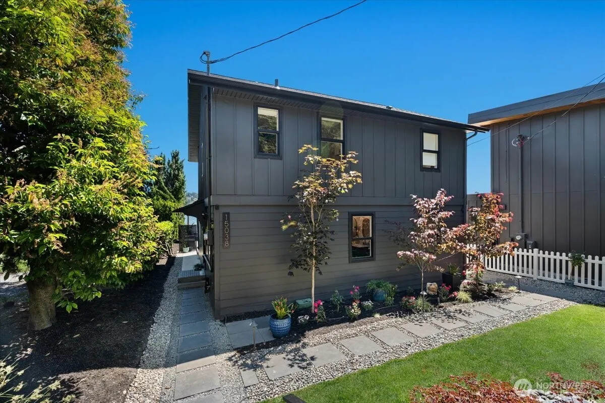 Property photo for 15038 Beach Drive Ne, Lake Forest Park photo 4