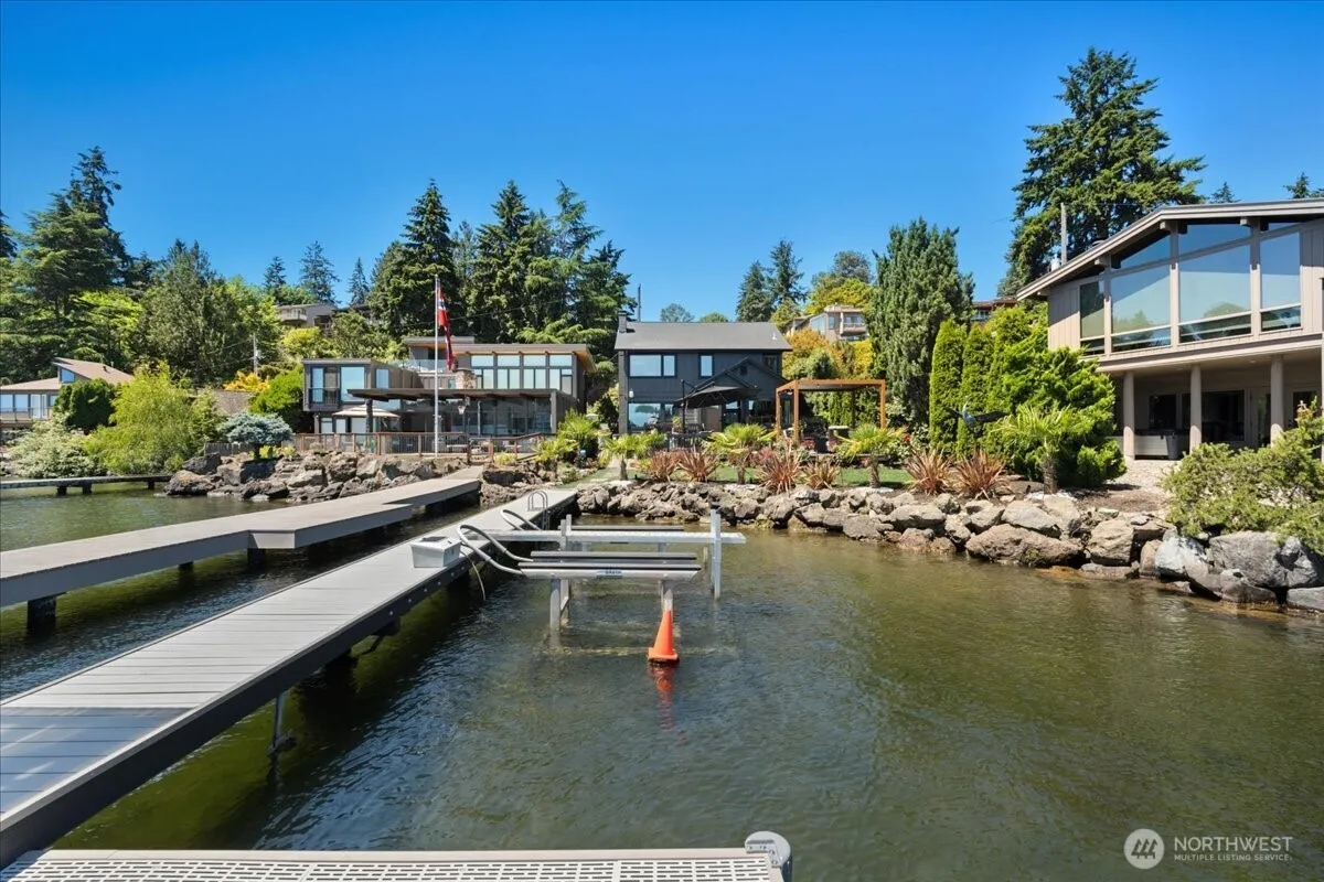 Property photo for 15038 Beach Drive Ne, Lake Forest Park photo 5