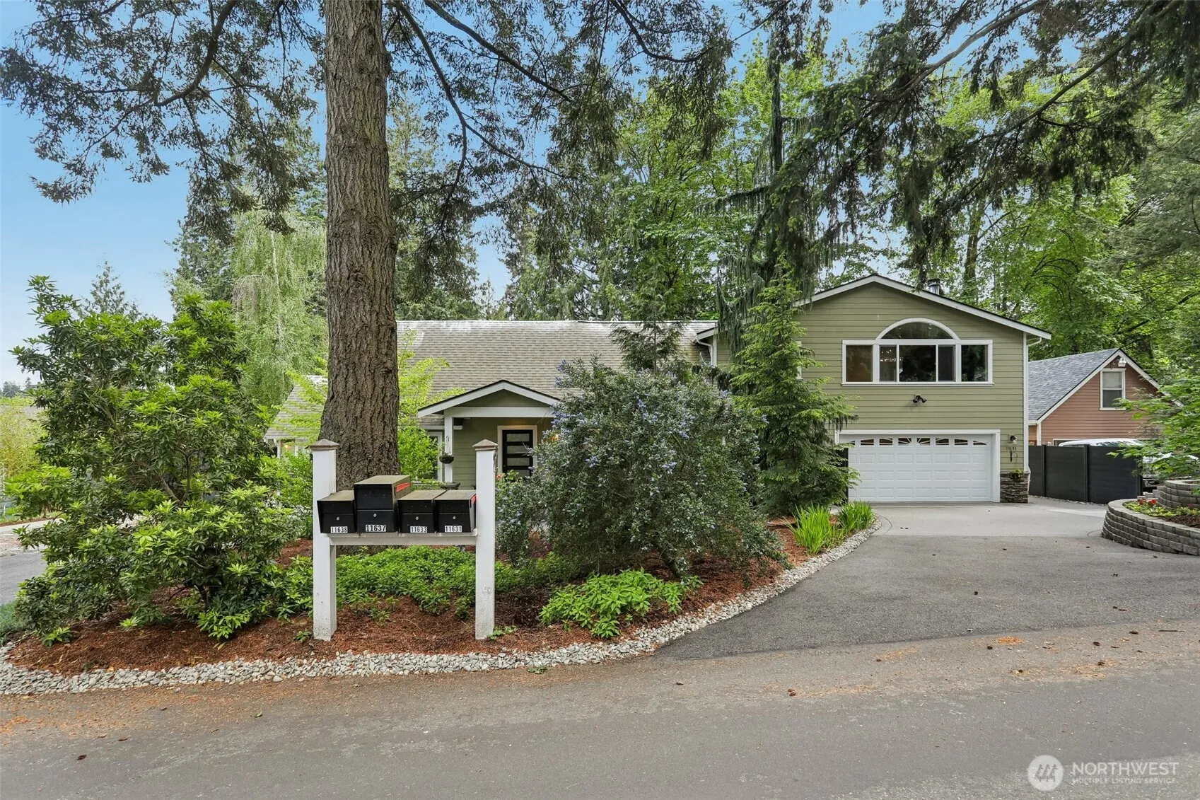 Property photo for 11633 Ne 92nd Street, Kirkland photo 2