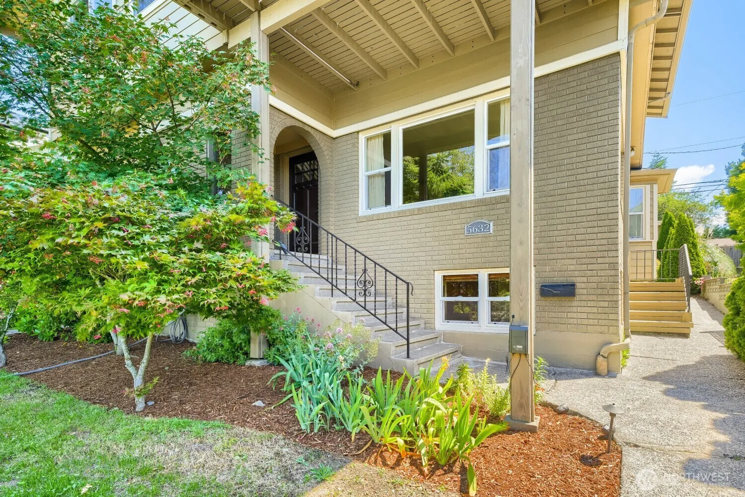 Property photo for 5632 42nd Avenue Sw, Seattle photo 2