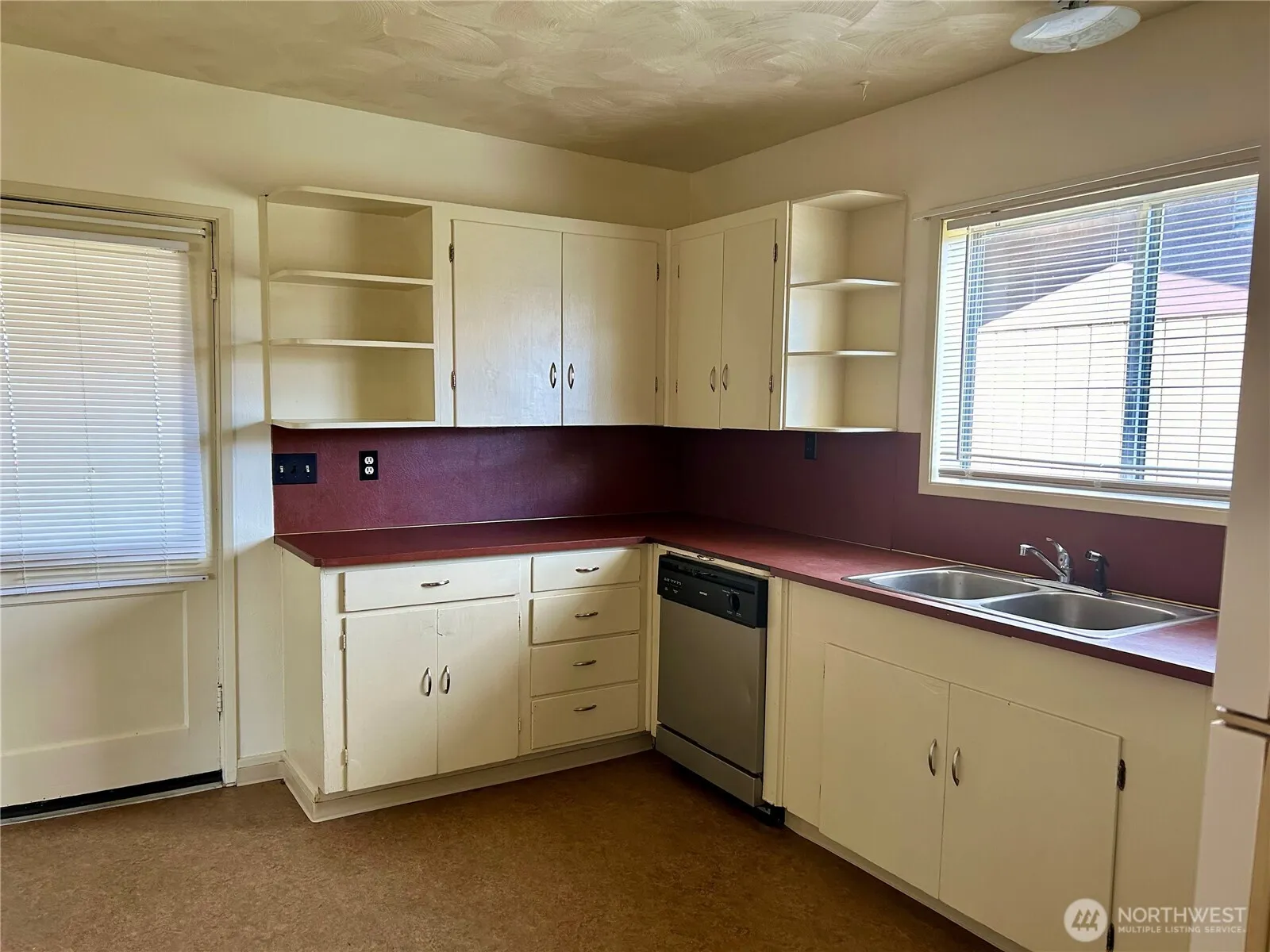 Property photo for 2428 Pacific Avenue, Hoquiam photo 3