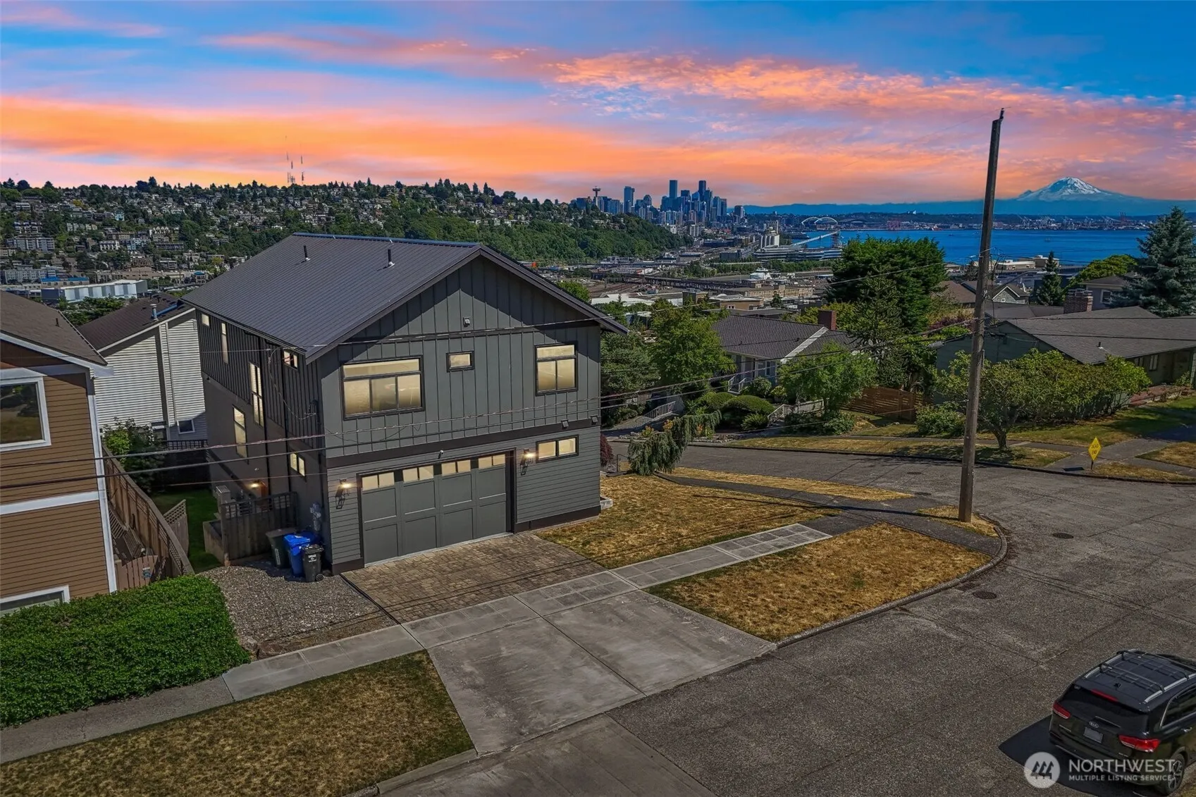 Property photo for 2460 W Lynn Street, Seattle photo 2