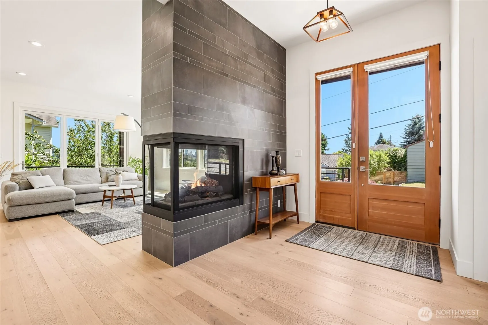 Property photo for 2460 W Lynn Street, Seattle photo 4