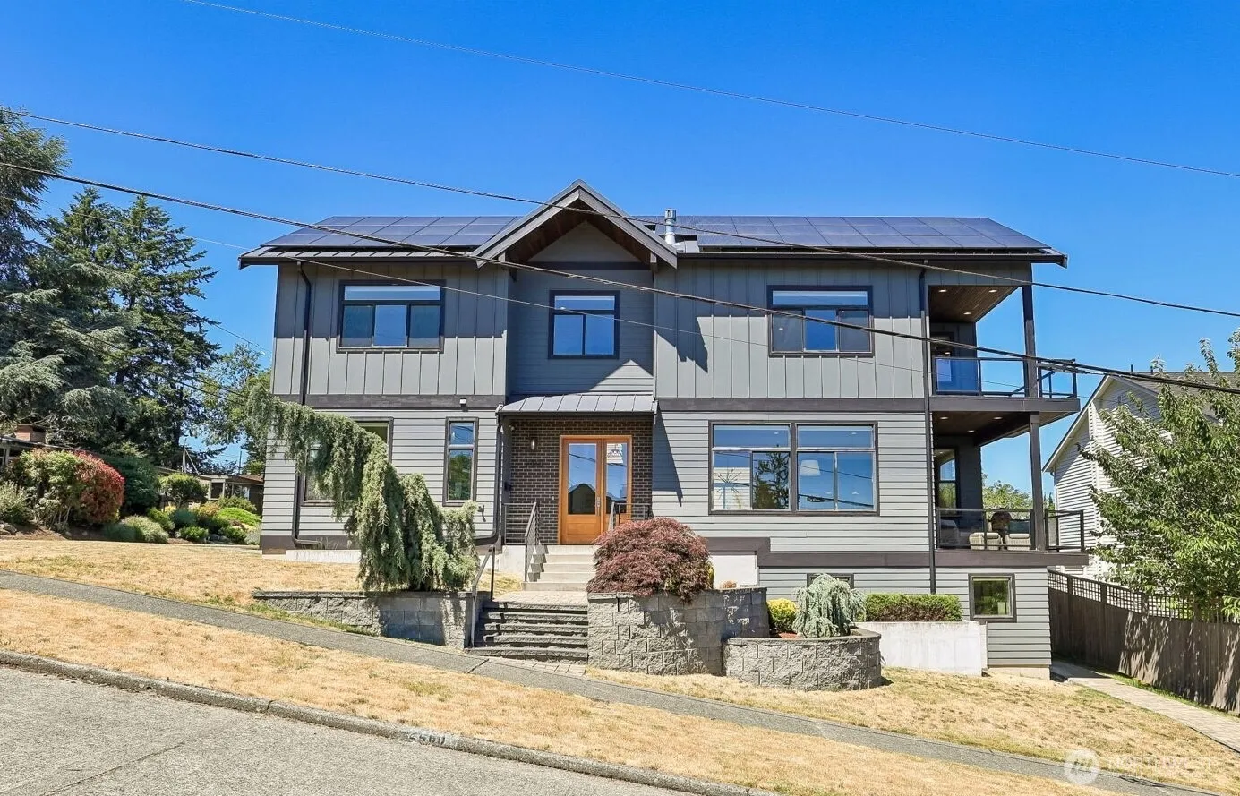 Property photo for 2460 W Lynn Street, Seattle photo 2