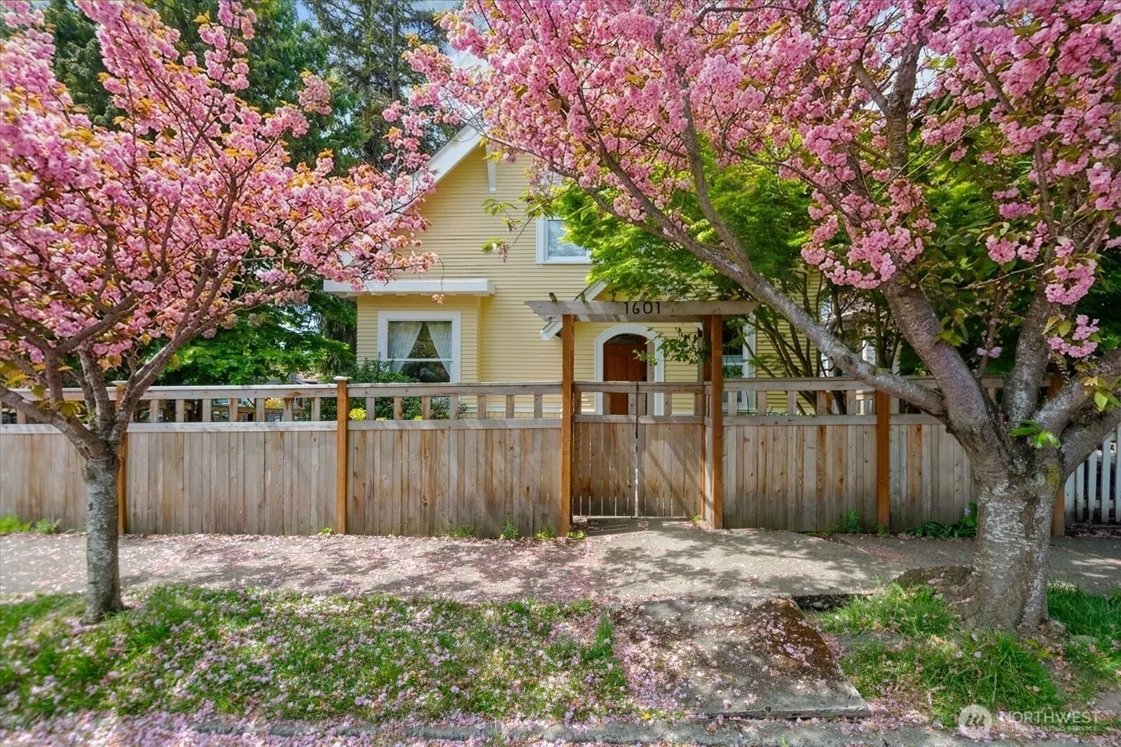 Property photo for 1601 10th Avenue W, Seattle