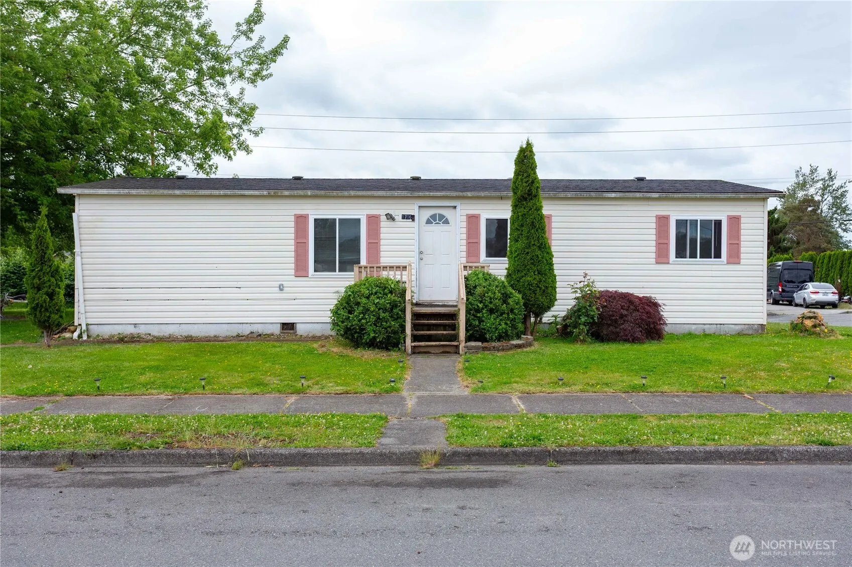 Property photo for 1706 N 32nd Place, Mount Vernon photo 2